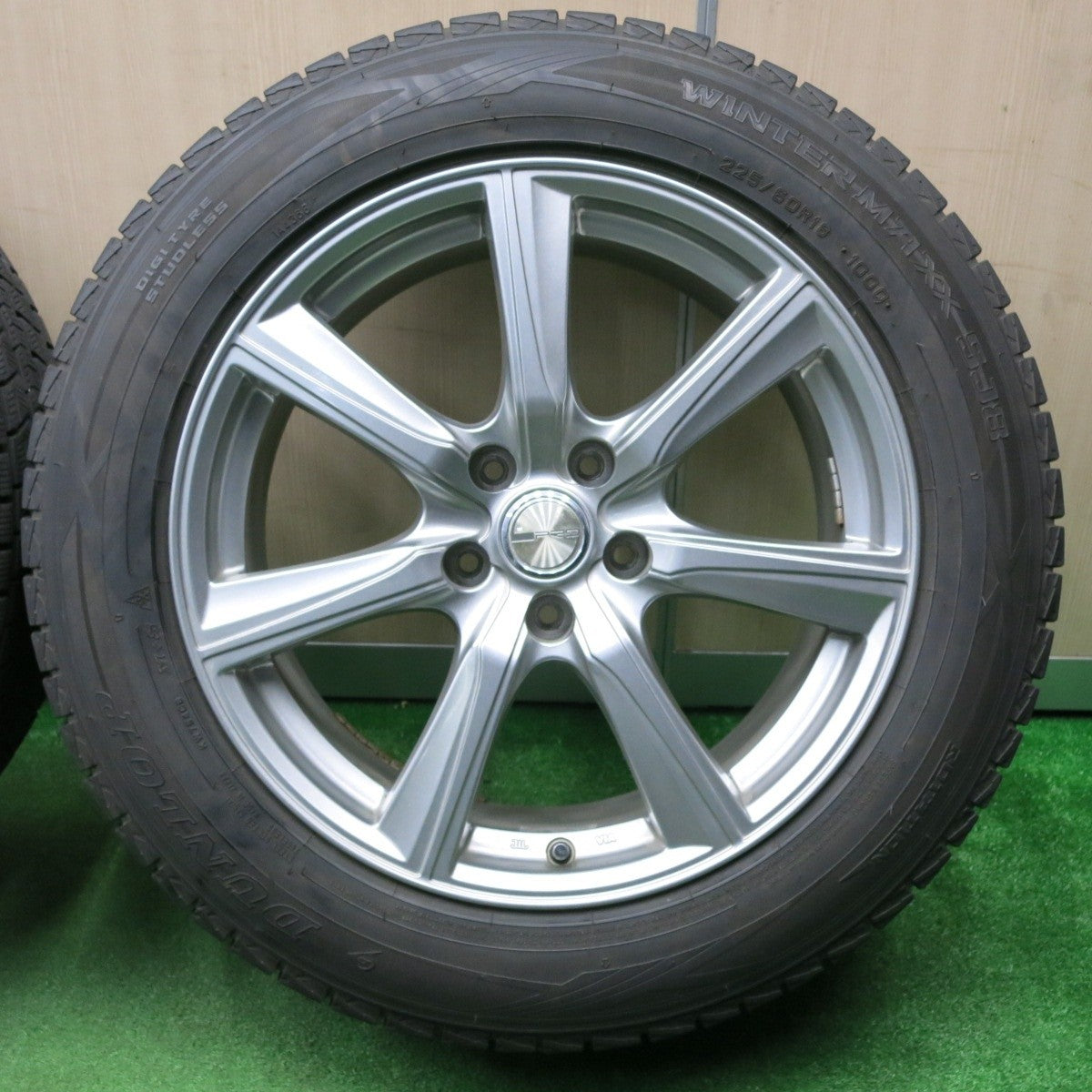 バリ溝！キレイ！9.5分★スタッドレス 225/60R18 ダンロップ ウインターマックス SJ8 PRD 18インチ PCD114.3/5H★4121404NJス