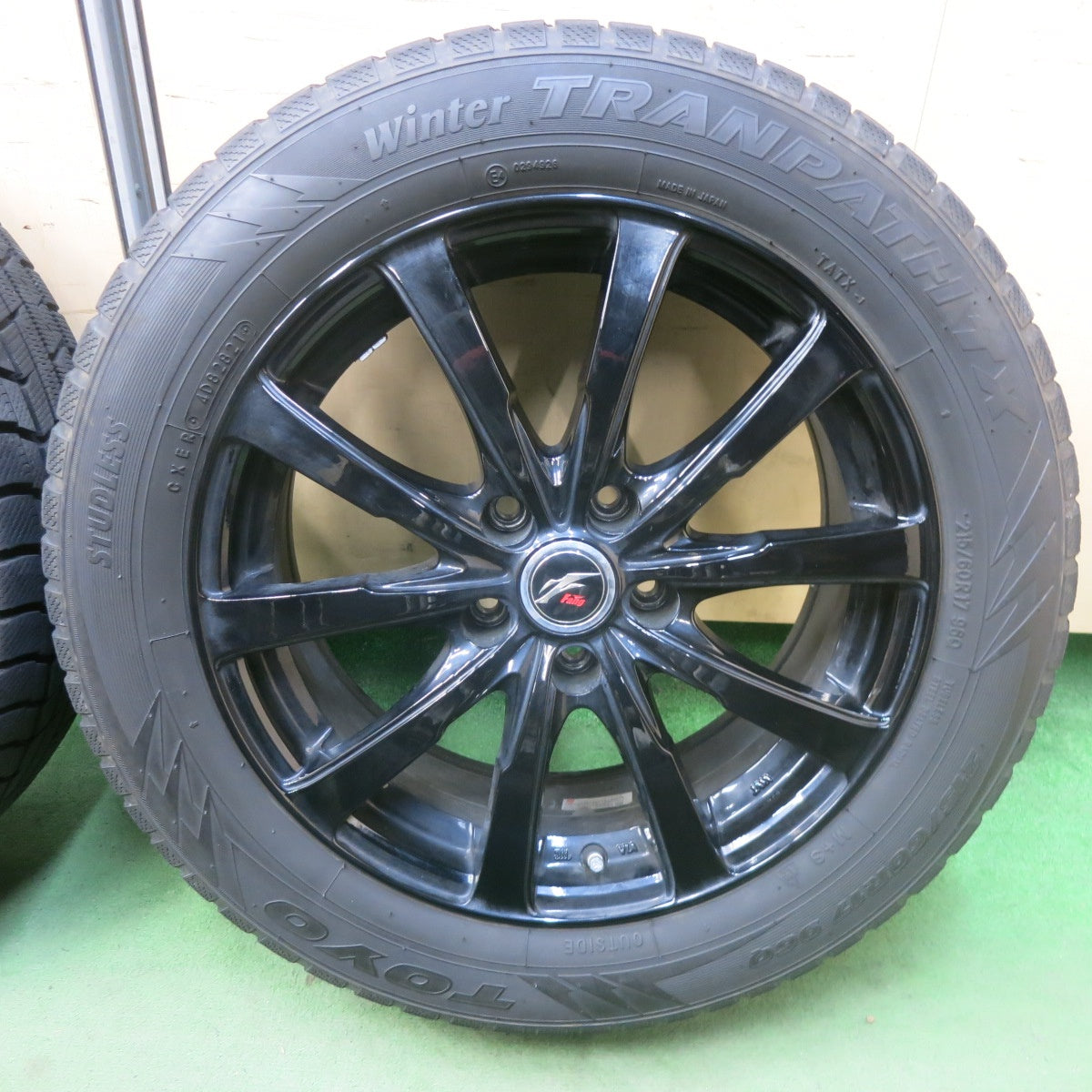 バリ溝！キレイ！9.5分★スタッドレス 215/60R17 トーヨー ウインター トランパス TX Fang ファング 17インチ PCD114.3/5H★6032101SKス