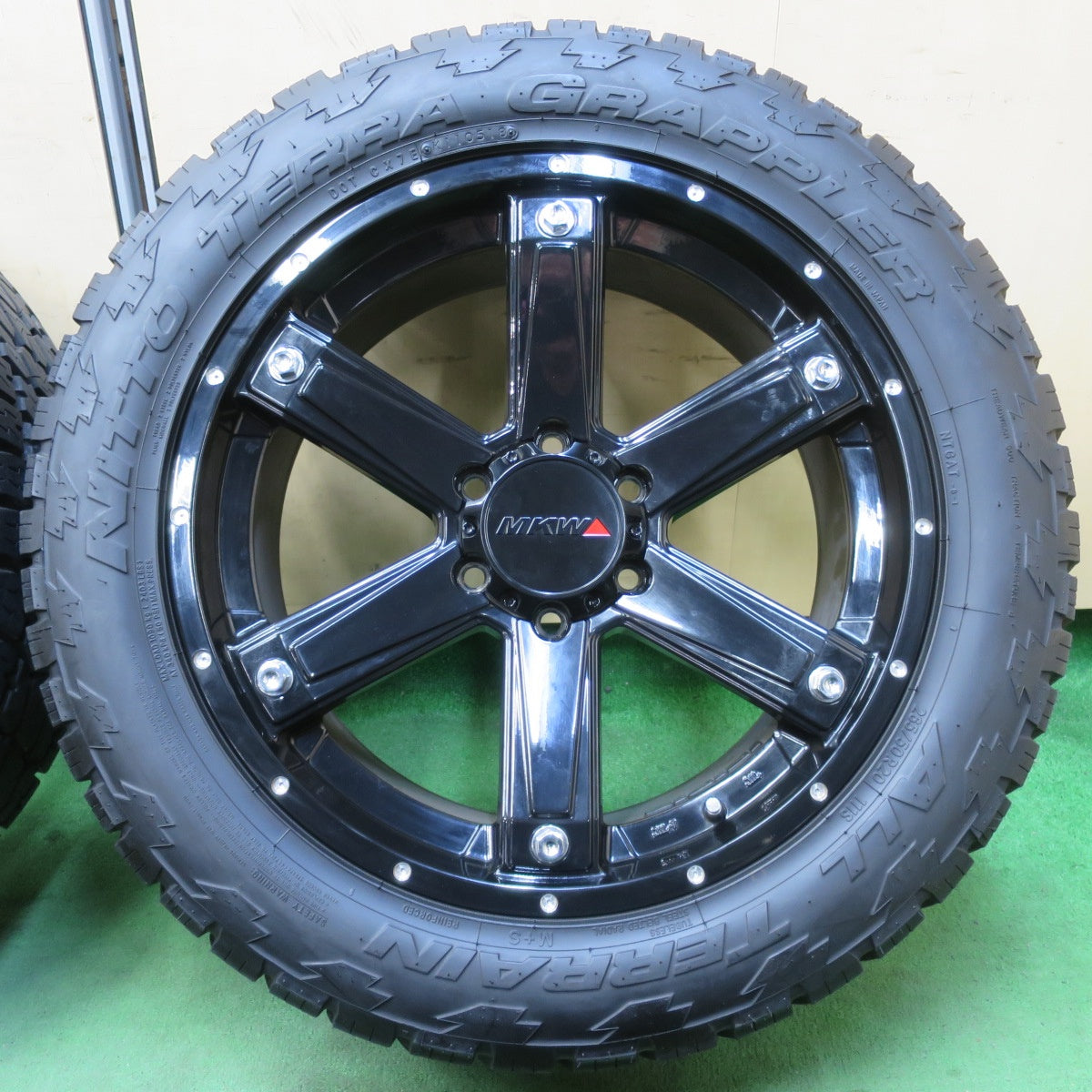 [送料無料] バリ溝！キレイ！9.5分★MKW MK-56 265/50R20 ニットー TERRA GRAPPLER ALL TERRAIN 20インチ PCD139.7/6H★5031809イノ