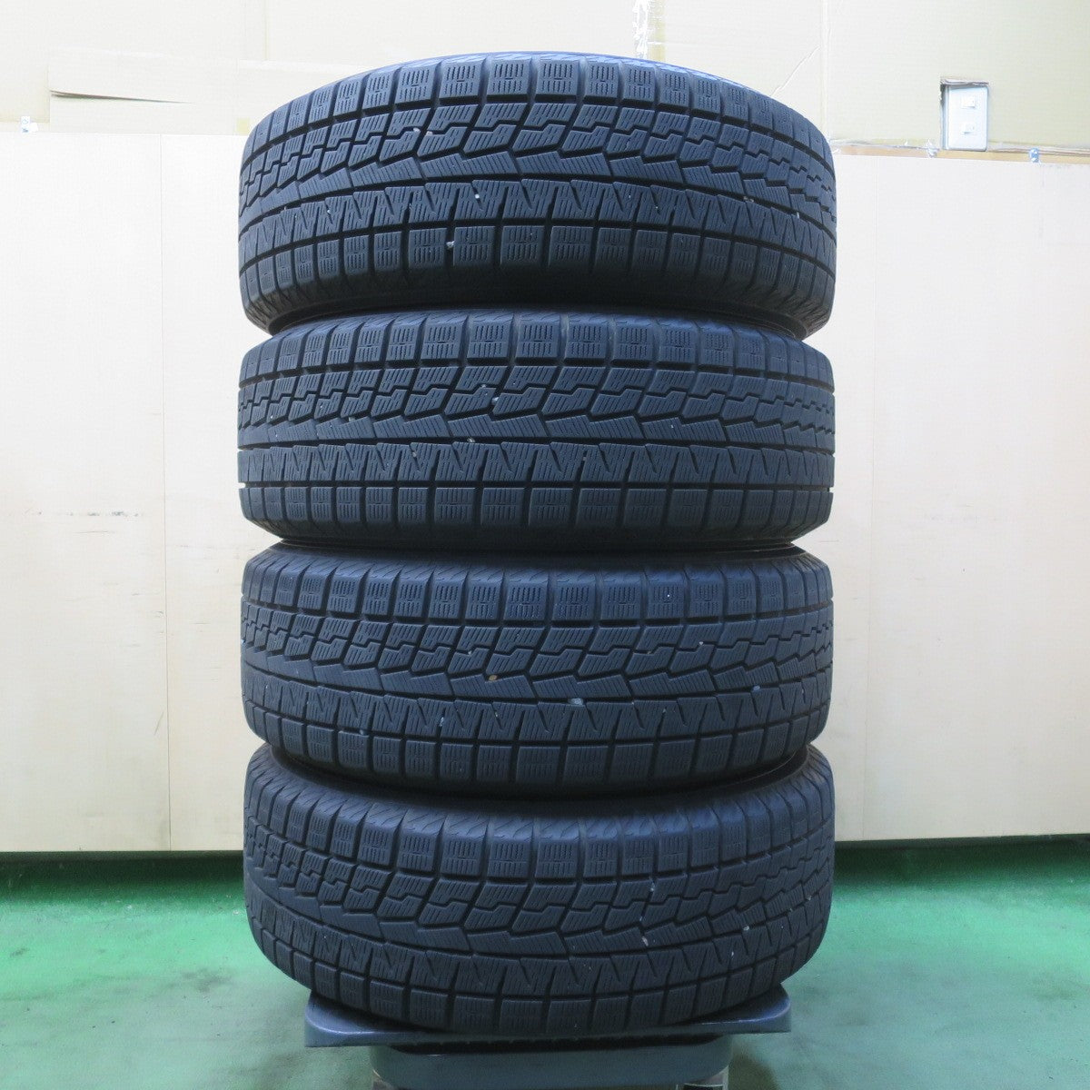 バリ溝！キレイ！9分★スタッドレス 215/60R16 ヨコハマ アイスガード iG70 GAB Version CR 16インチ PCD114.3/5H★6032605イス