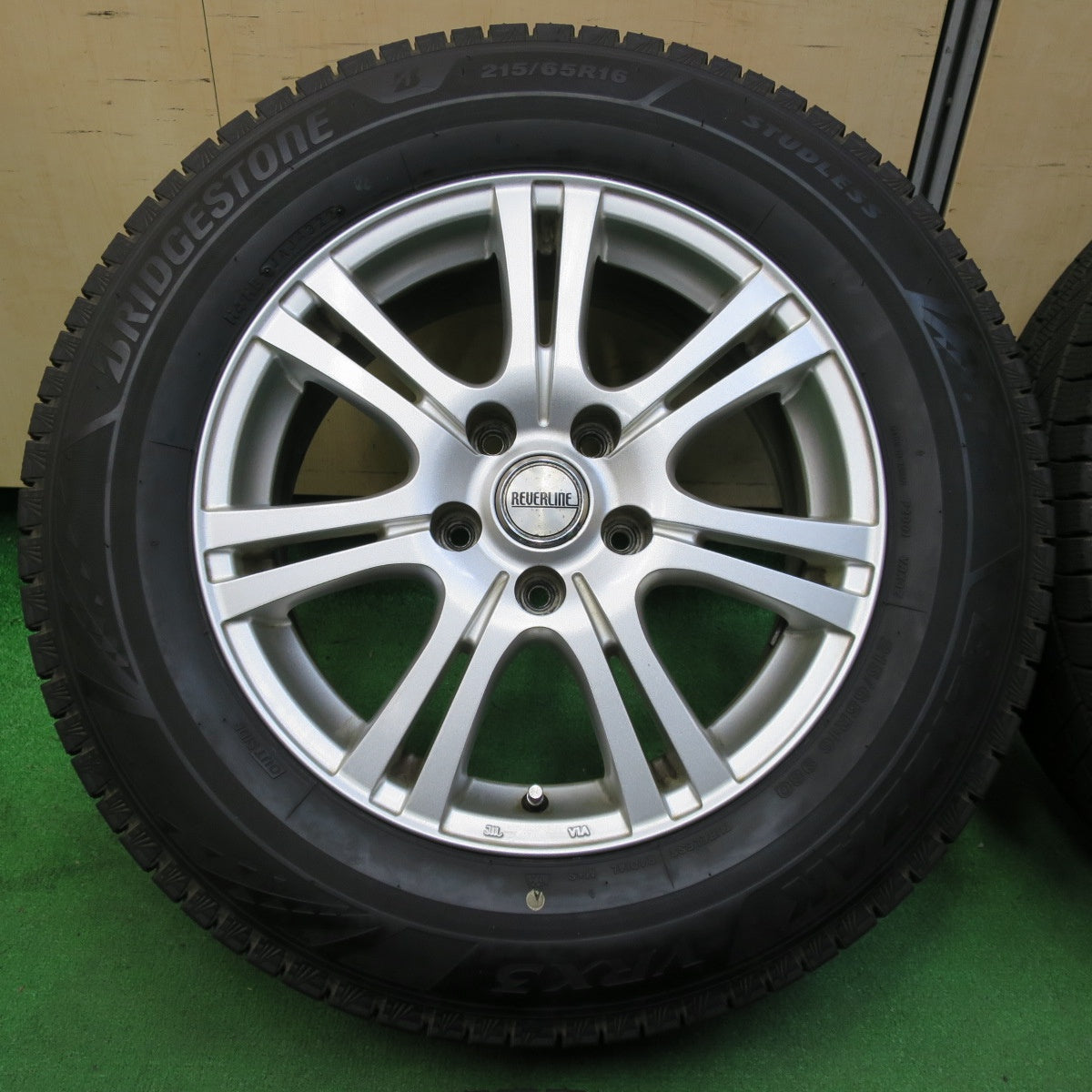 *送料無料* バリ溝！22年！9分★スタッドレス 215/65R16 ブリヂストン ブリザック VRX3 REVERLINE リバーライン 16インチ PCD114.3/5H★4060805イス