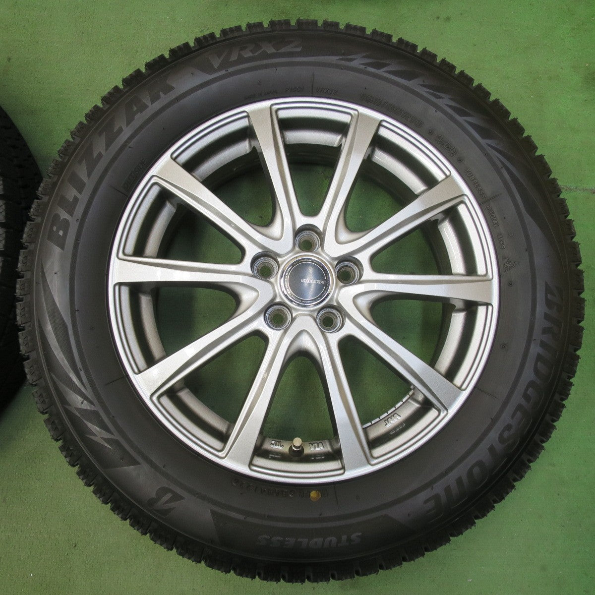 バリ溝！22年！キレイ！9.5分以上★ライズ ロッキー レックス 等 195/65R16 スタッドレス ブリヂストン ブリザック VRX2 MiLLOUS ミルアス 16インチ PCD100/5H★5102705イス