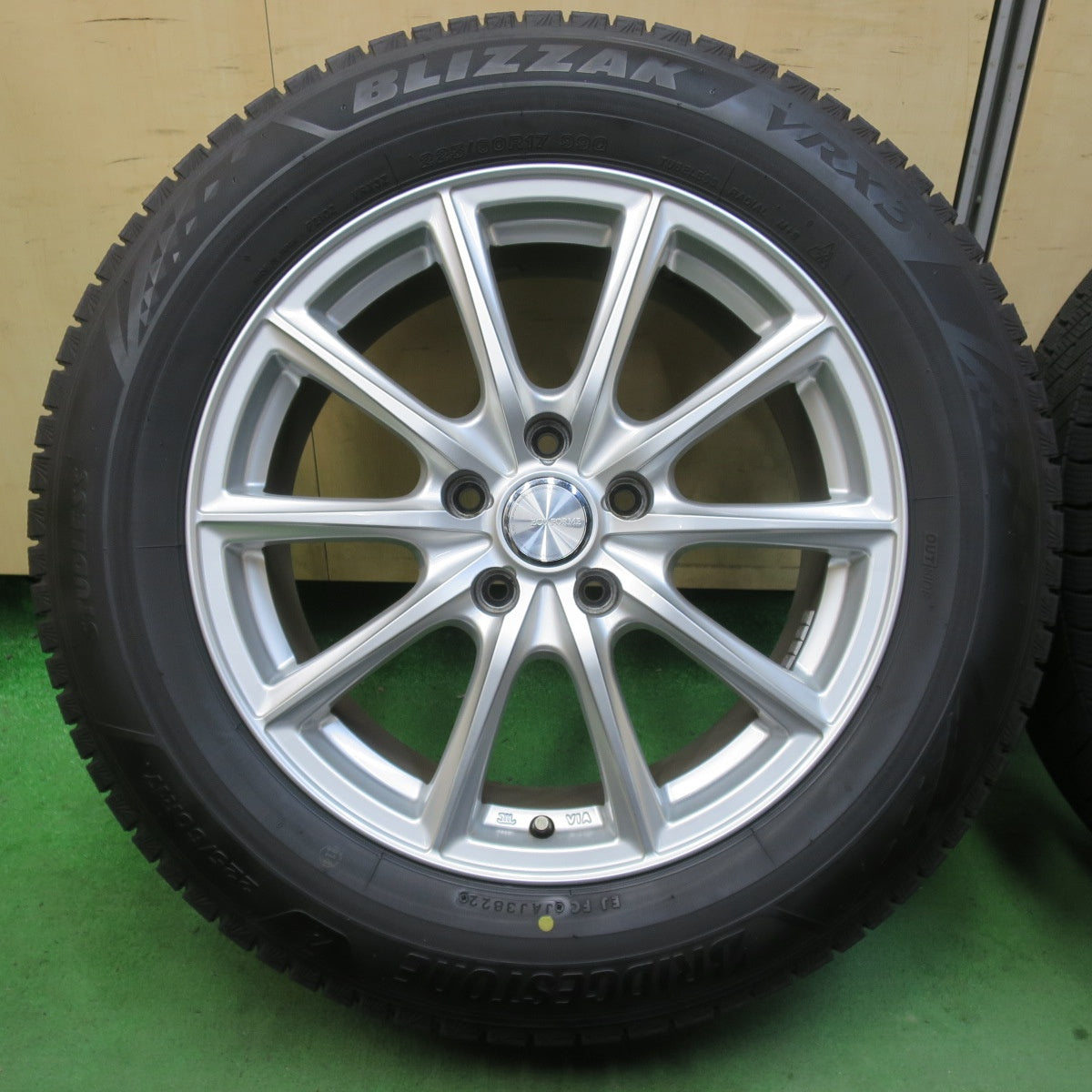 バリ溝！22年！キレイ！9.5分★スタッドレス 225/60R17 ブリヂストン ブリザック VRX3 ECO FORME エコフォルム 17インチ PCD114.3/5H★5060502イス