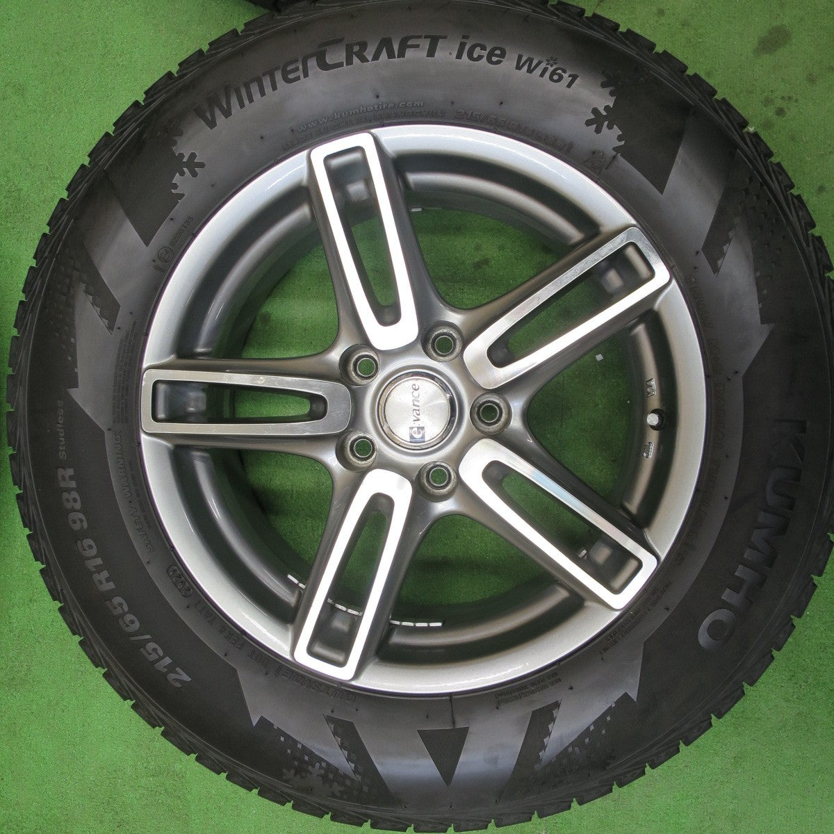 バリ溝！21年！9.5分★スタッドレス 215/65R16 クムホ ウインター クラフト アイス Wi61 e:vance エヴァンス 16インチ PCD114.3/5H★5052002TTス