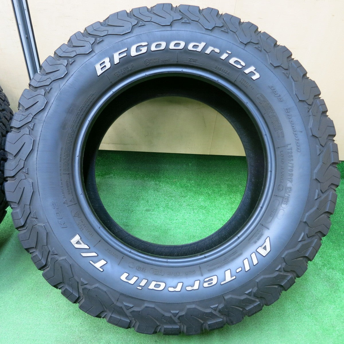 *送料無料* バリ溝★265/70R17 BFグッドリッチ All-Terrain T/A KO2 ホワイトレター タイヤ 17インチ プラド FJクルーザー等★4042102イノタ
