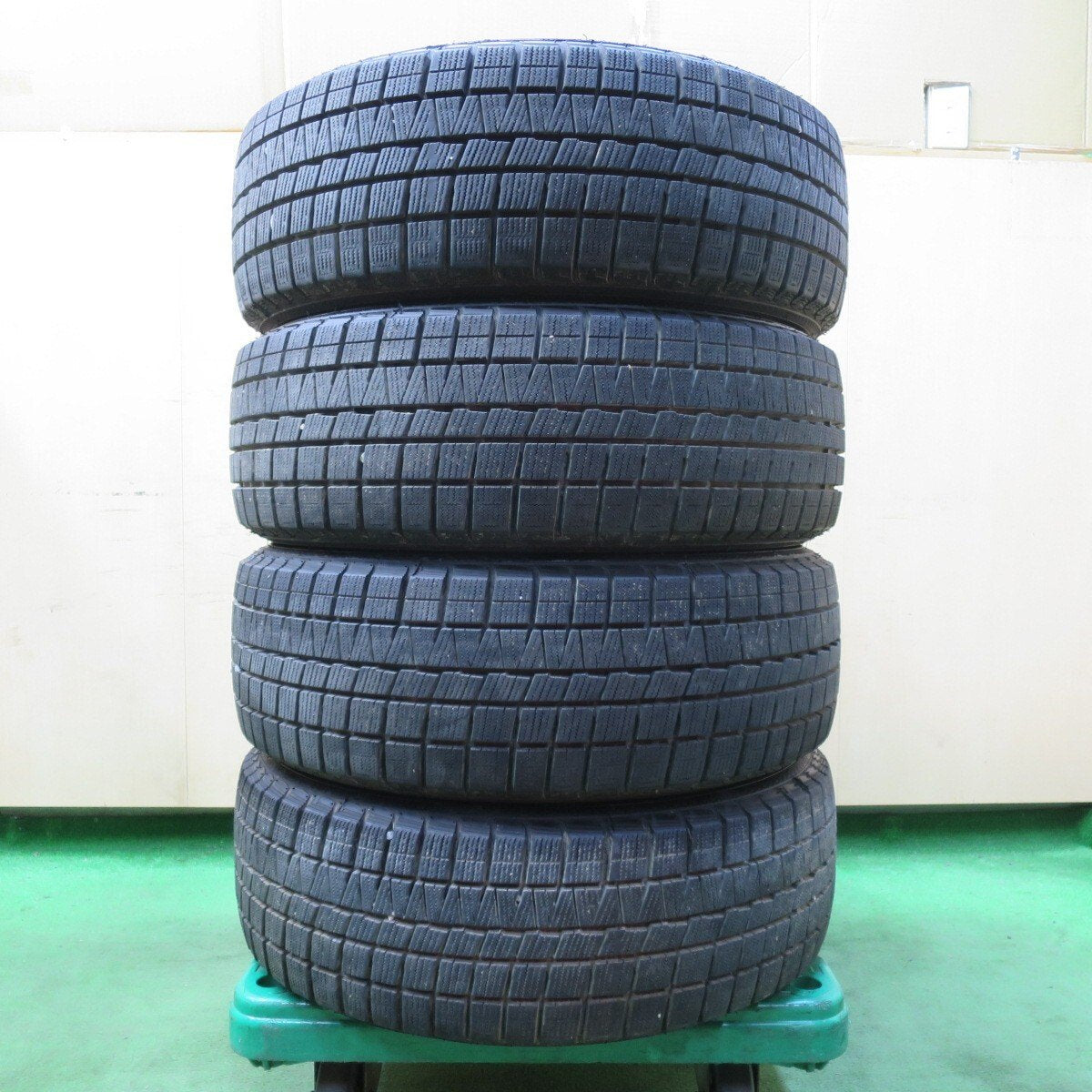 バリ溝！9.5分以上★スタッドレス 205/60R16 ナンカン CORSAFA AXEL Three アクセル 16インチ PCD114.3/5H★5011107イス