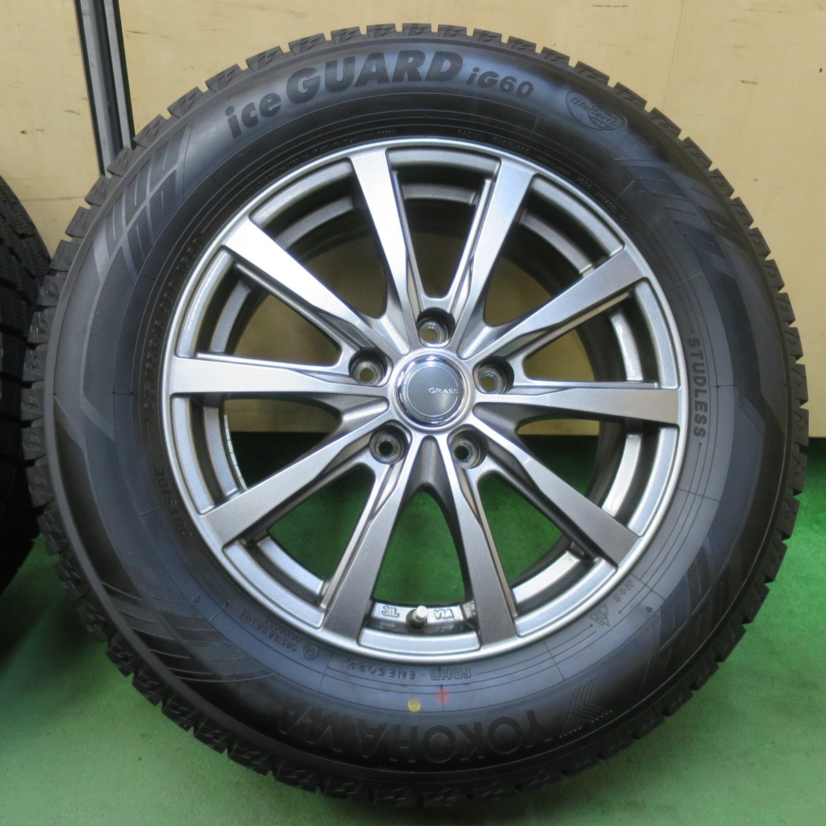 ほぼ未使用！22年！キレイ★スタッドレス 215/65R16 ヨコハマ アイスガード iG60 GRASS グラス 16インチ PCD114.3/5H★5103112イス