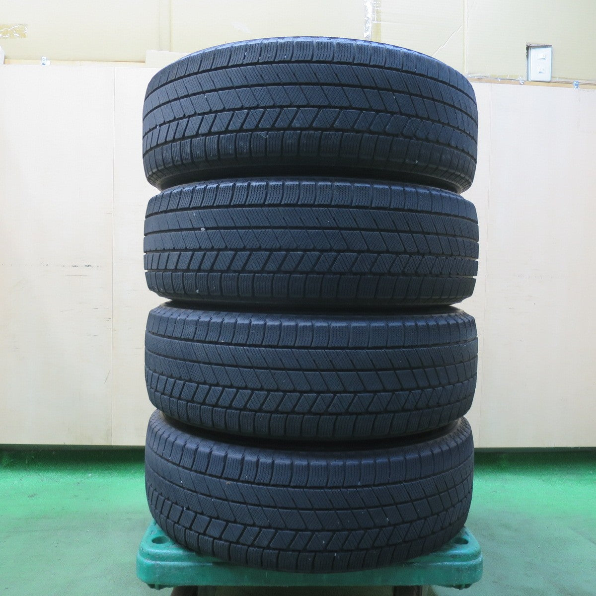 バリ溝！21年！8.5分★スタッドレス 195/65R15 ブリヂストン ブリザック VRX3 VOLGA ヴォルガ 15インチ PCD114.3/5H★5122914イス
