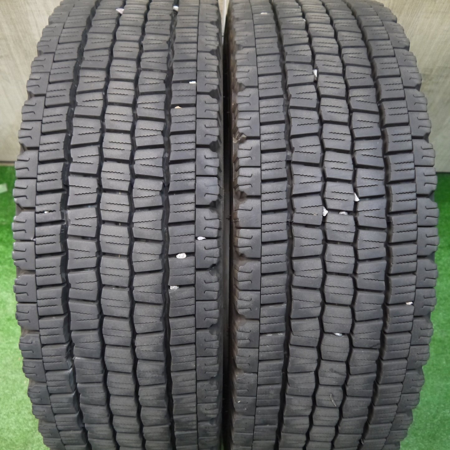 バリ溝！25年！8.5分！2本★トラック タイヤ 245/70R19.5 136/134J スタッドレス ダンロップ デクテス SP081 DECTES 19.5インチ★6052204KKスタ