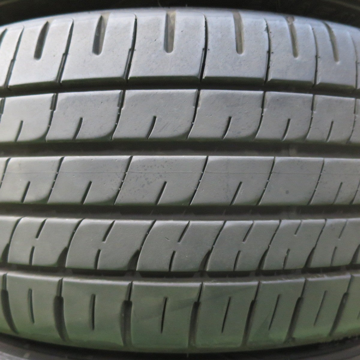 [送料無料] バリ溝！23年！9.5分★225/45R18 ダンロップ エナセーブ EC204 タイヤ 18インチ カムリ クラウン プリウスα オデッセイ レヴォーグ 等★5022106イノタ