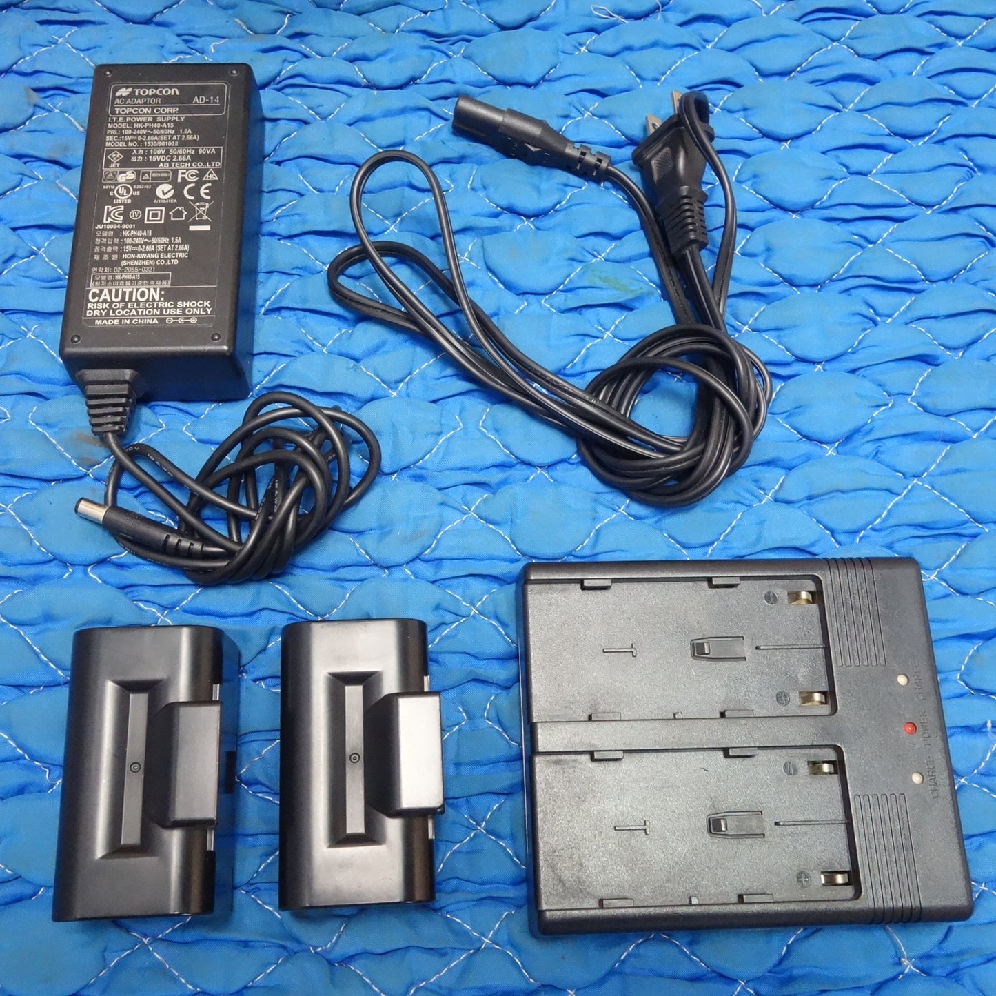 [送料無料] ☆トプコン 自動視準 トータル ステーション 測量器 QSシリーズ QS5AC ACアダプタ 充電器 バッテリー ケース付き TOPCON 現状品☆