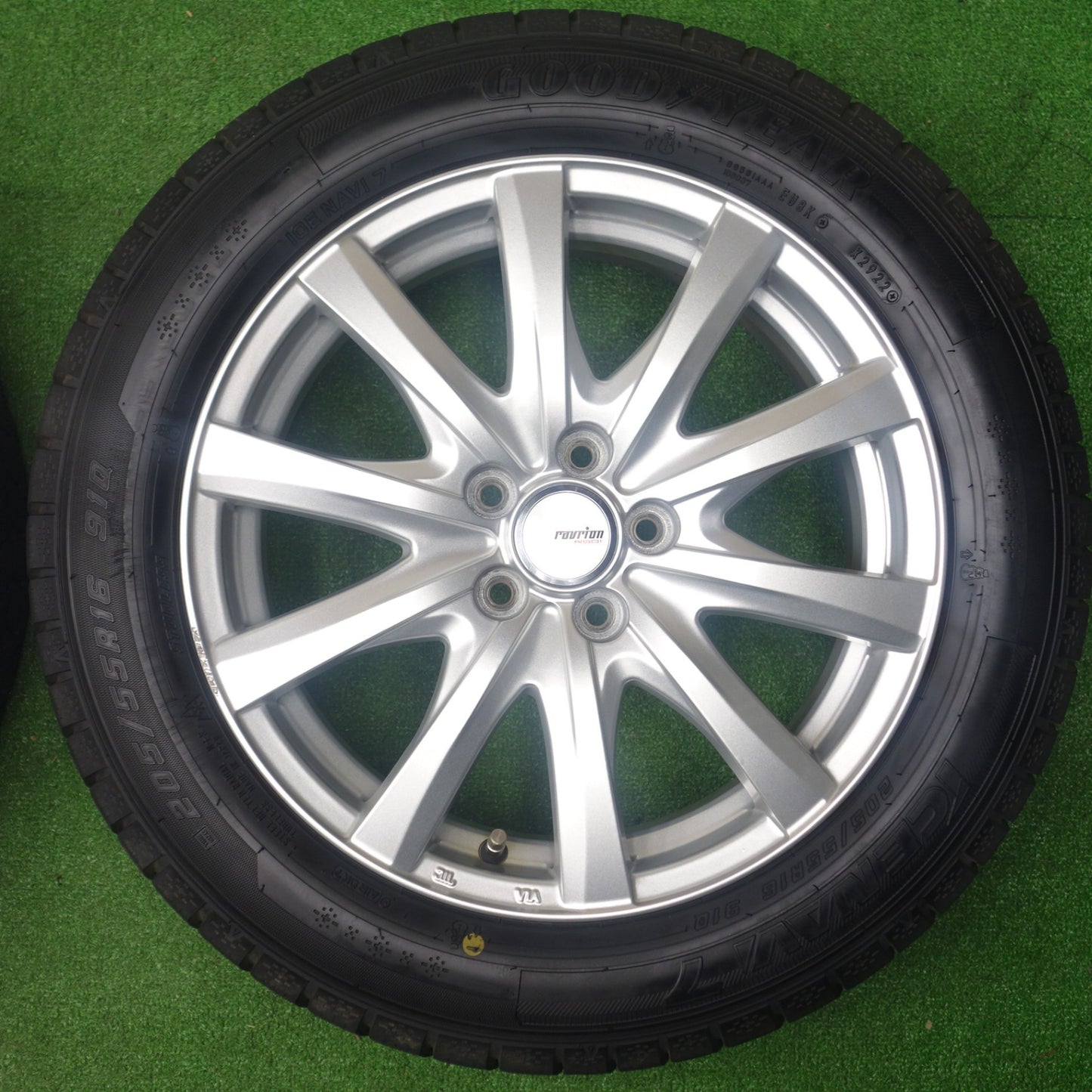 バリ溝！22年！キレイ！9.5分★プリウス 等 205/55R16 スタッドレス グッドイヤー アイスナビ7 ravrion RS01 ラブリオン 16インチ PCD100/5H★6030103KTス