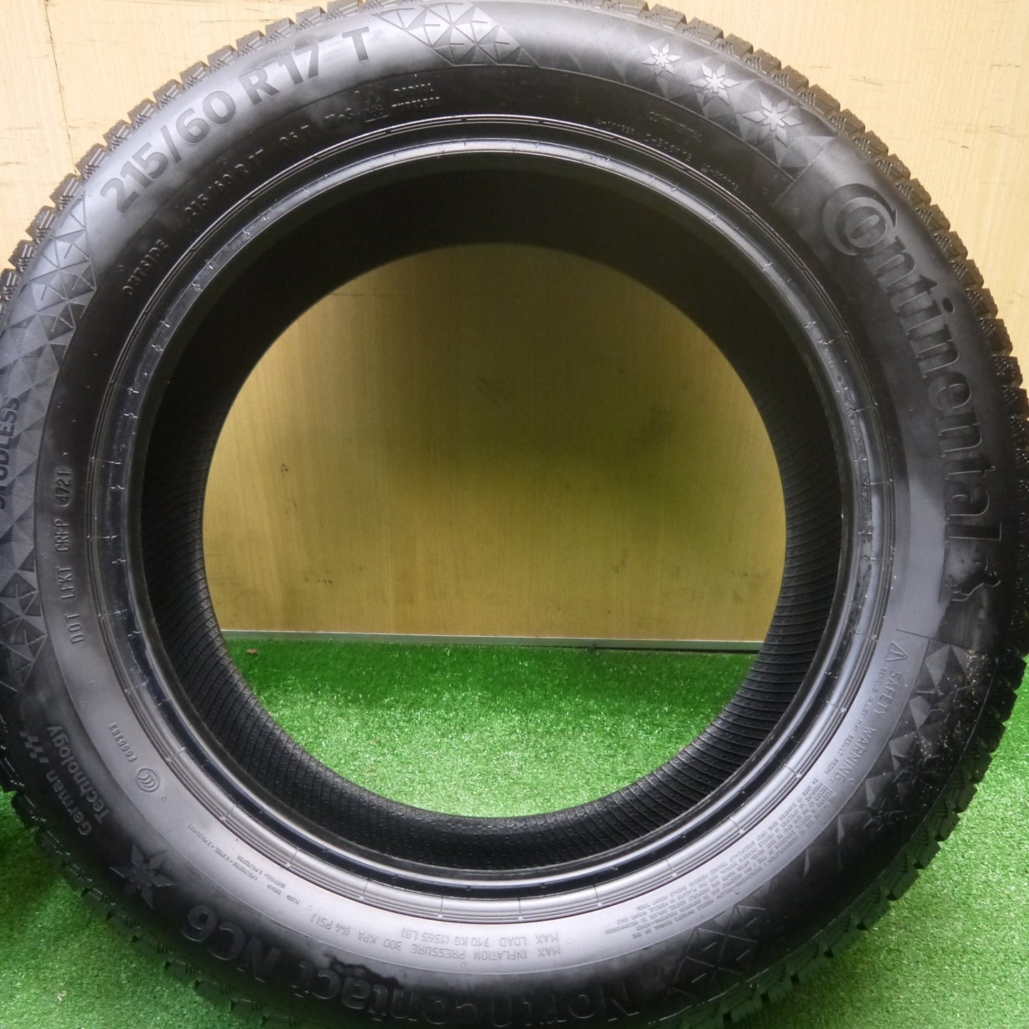 バリ溝！21年！8.5分★スタッドレス 215/60R17 コンチネンタル ノースコンタクト NC6 タイヤ 17インチ ハイエース C-HR オデッセイ 等★5122601Hスタ