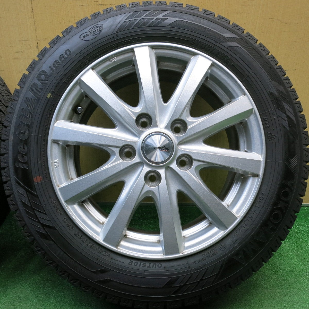 バリ溝！23年！9.5分★スタッドレス 185/65R15 ヨコハマ アイスガード iG60 ravrion RS01 ラブリオン 15インチ PCD114.3/5H★6022809HAス
