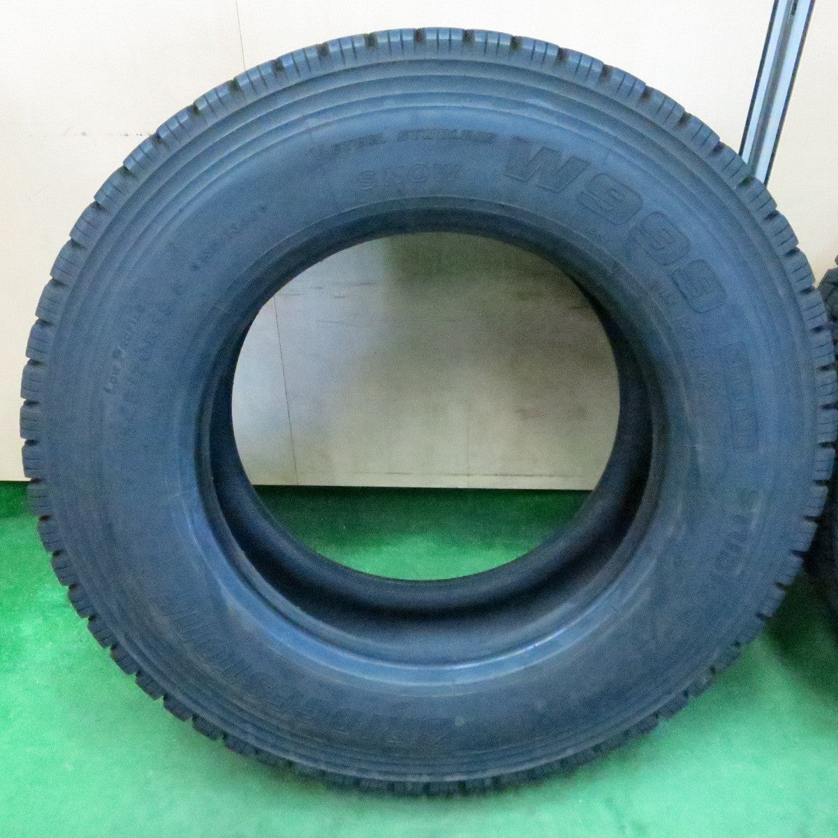 *送料無料* バリ溝！23年！9.5分★トラック タイヤ 245/70R19.5 136/134J スタッドレス ブリヂストン W999 19.5インチ★4050414ナス