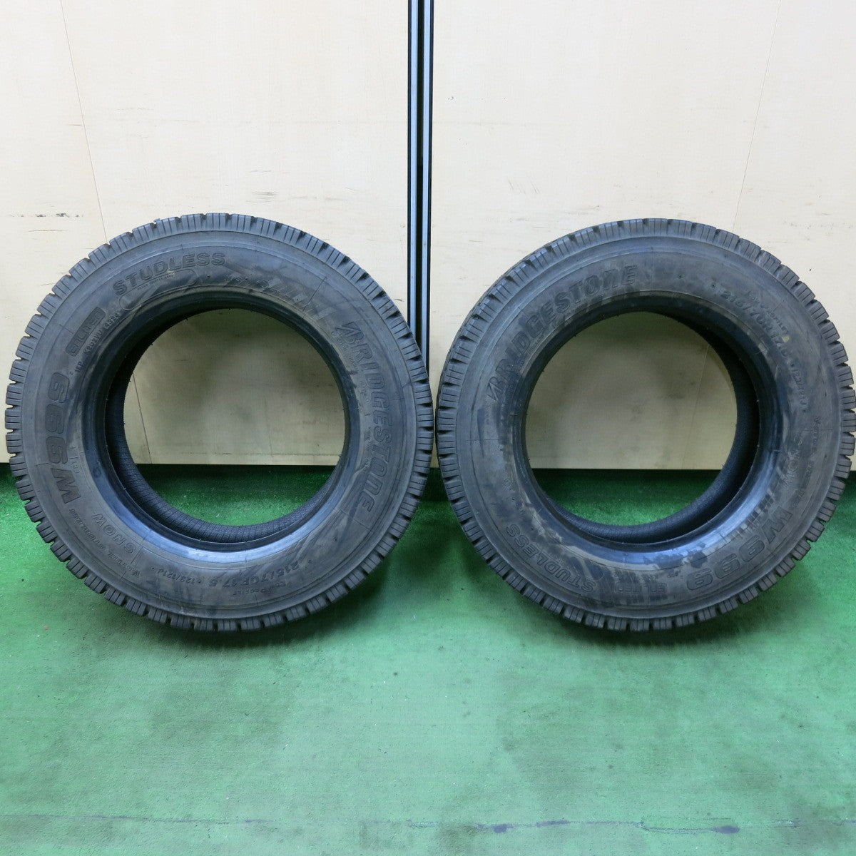 バリ溝！24年！9.5分！2本★トラック タイヤ 215/70R17.5 123/121J スタッドレス ブリヂストン W999 17.5インチ★5070411SYスタ