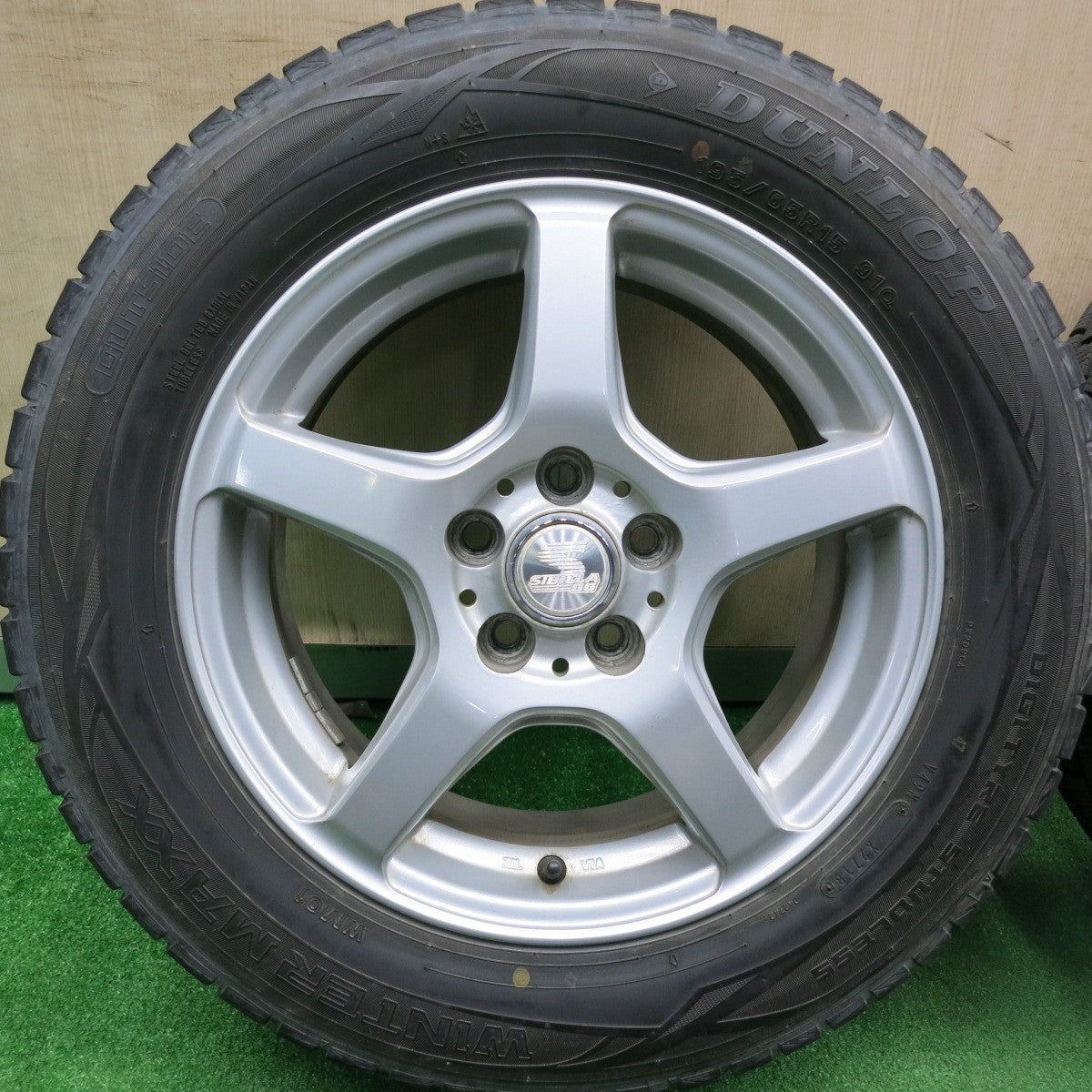 [送料無料] バリ溝！キレイ！8.5分★プリウス 等 195/65R15 スタッドレス ダンロップ ウインターマックス WM01 SIBILLA GG シビラ 15インチ PCD100/5H★4113001HAス