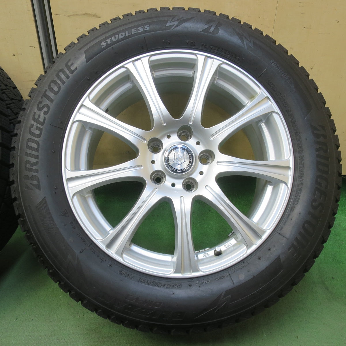 バリ溝！22年！9.5分◎スタッドレス 225/60R17 ブリヂストン ブリザック DM-V3 Slayer 社外 アルミ 17インチ PCD114.3/5H◎6062001イス