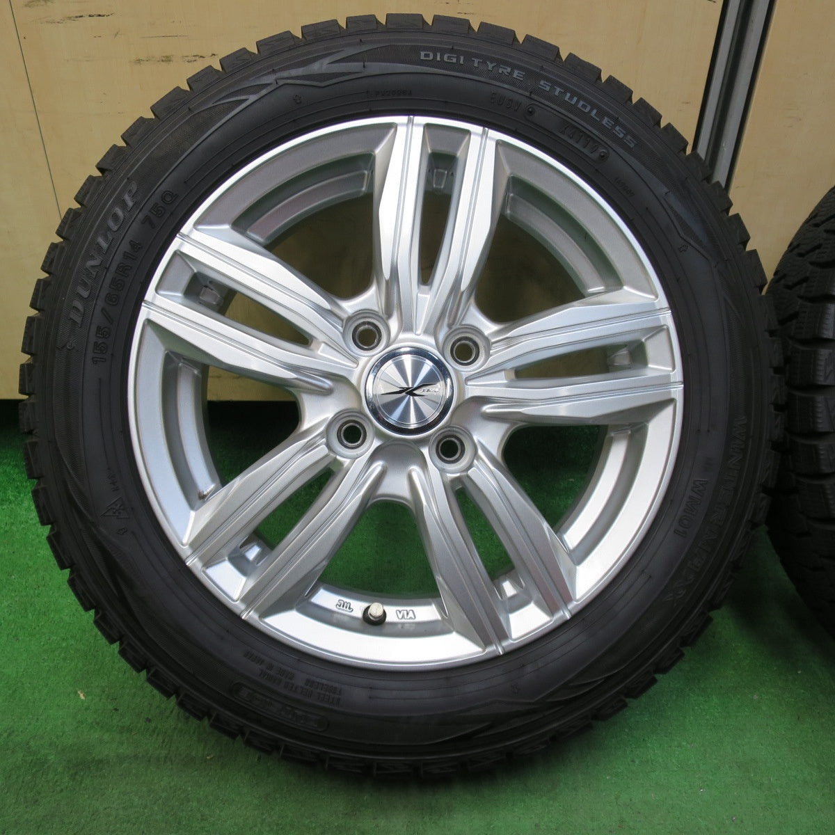 [送料無料] バリ溝！キレイ！9.5分★スタッドレス 155/65R14 ダンロップ ウインターマックス WM01 JOKER ジョーカー 14インチ PCD100/4H★4121002イス