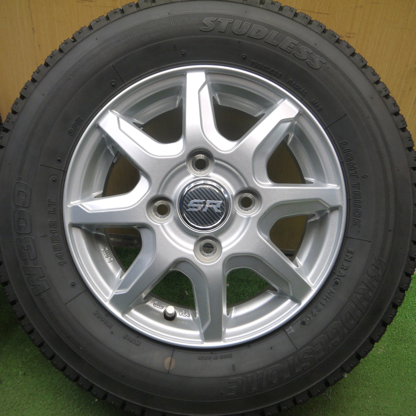 *送料無料* 超バリ溝！20年！キレイ！ほぼ10分★スタッドレス 145R12 6PR ブリヂストン W300 STRANGER ストレンジャー 12インチ PCD100/4H★4041503Hス