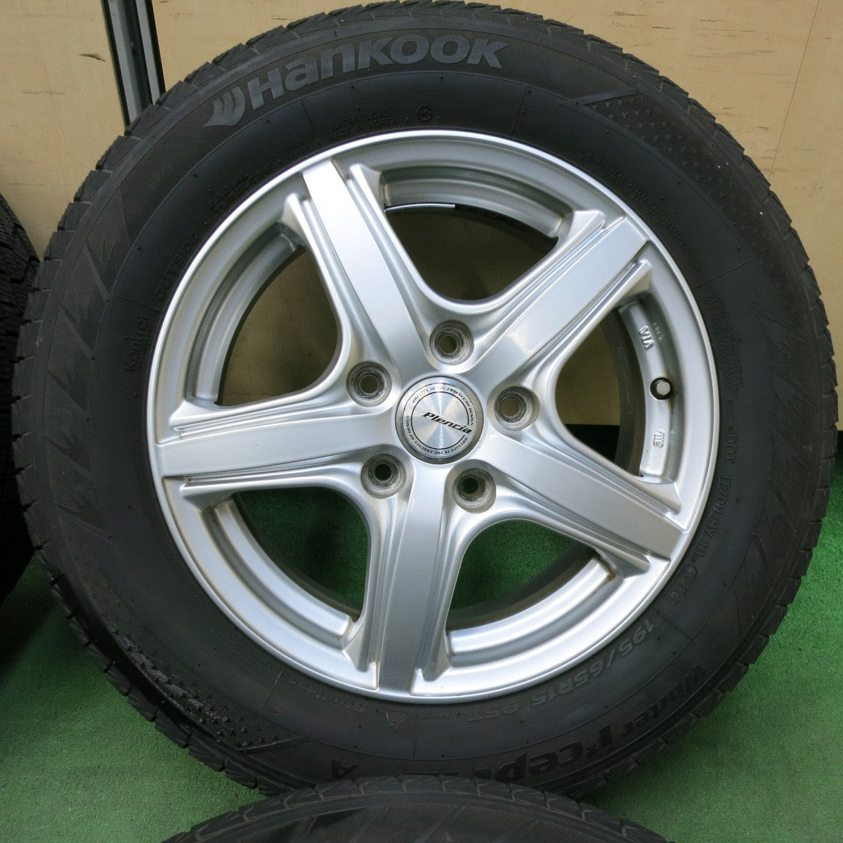 [送料無料] バリ溝！キレイ！8.5分★スタッドレス 195/65R15 ハンコック ウインター アイセプト IZ2A Plencia プレンシア 15インチ PCD114.3/5H★4122505SYス