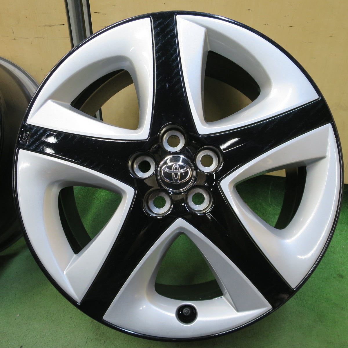 新車外し★トヨタ 50系 プリウス ツーリング 純正 ホイール 17インチ 17×7J PCD100/5H★6071102NGホ