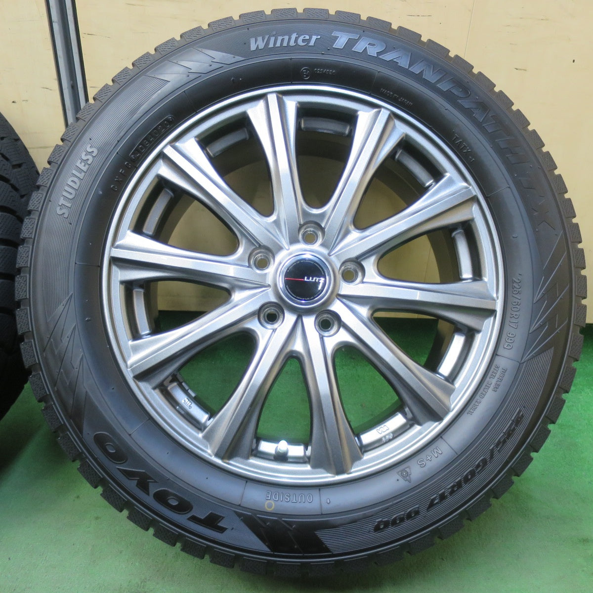 バリ溝！キレイ！9.5分★スタッドレス 225/60R17 トーヨー ウインター トランパス TX LUTZ 社外 アルミ 17インチ PCD114.3/5H★5112413イス