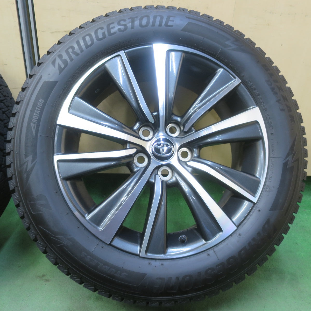 バリ溝！25年！キレイ！ほぼ10分◎トヨタ 80系 ハリアー Gグレード 純正 225/60R18 スタッドレス ブリヂストン ブリザック DM-V3 18インチ PCD114.3/5H◎6082404イス