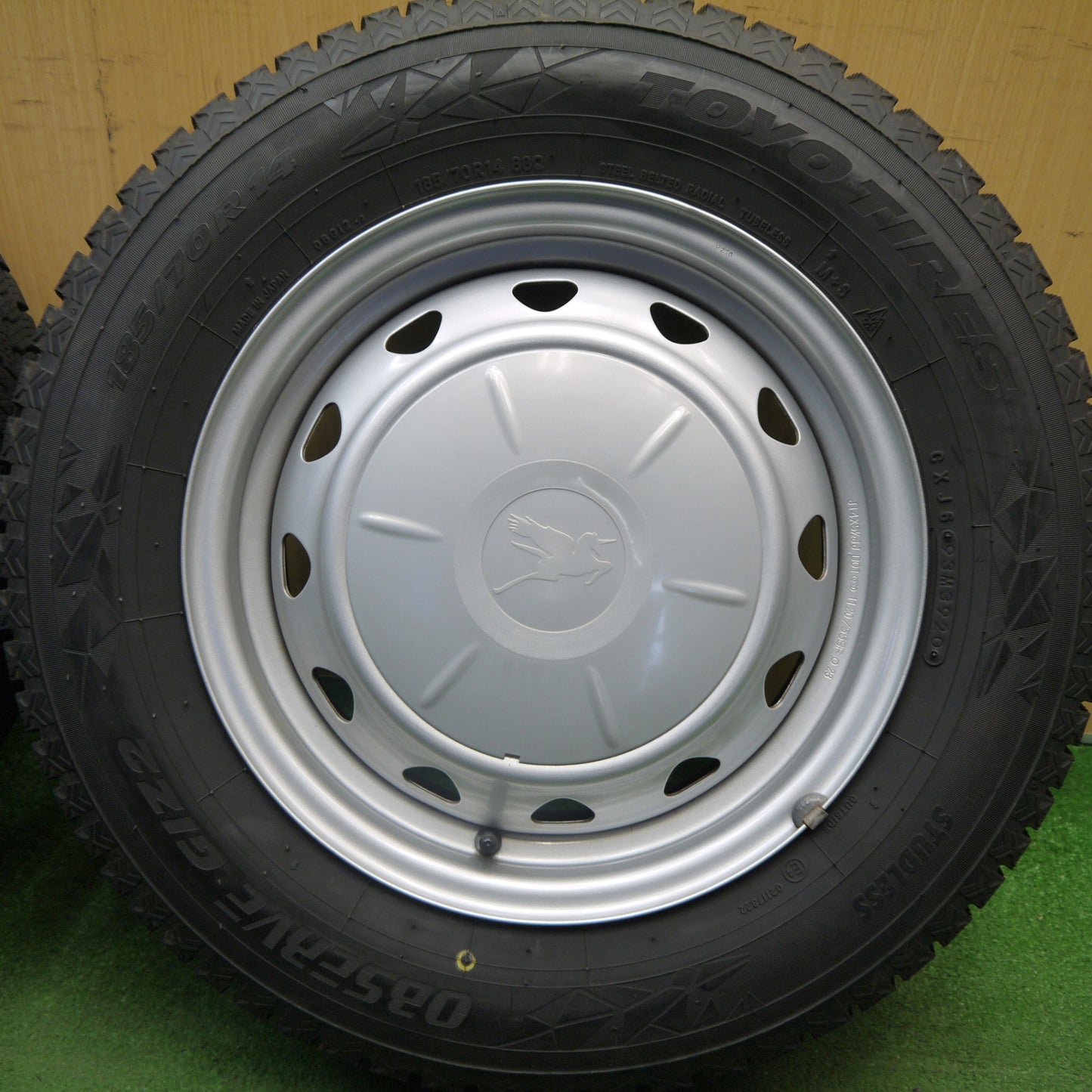超バリ溝！キレイ！ほぼ10分★スタッドレス 185/70R14 トーヨー オブザーブ GIZ2 スチール ホイール 14インチ PCD100 114.3/4H マルチ★6040707Hス