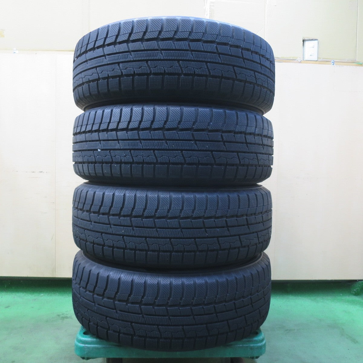 バリ溝！キレイ！9.5分以上★スタッドレス 225/60R17 トーヨー ウインター トランパス TX VELVA SPORT ヴェルヴァ スポーツ 17インチ PCD114.3/5H★6012002イス