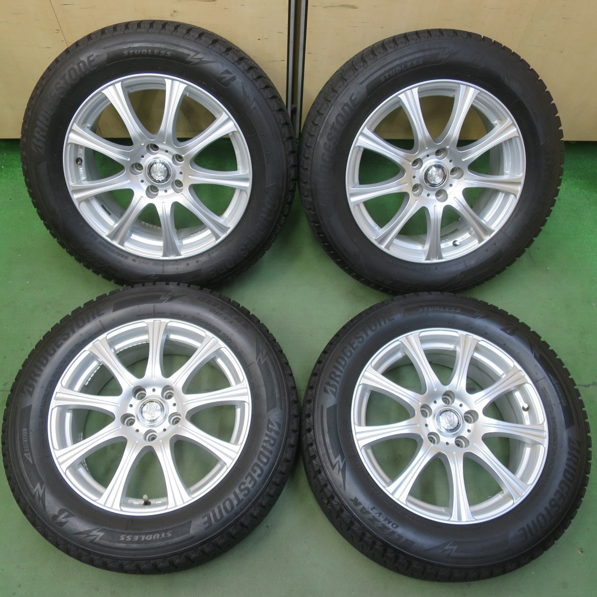 バリ溝！22年！9.5分◎スタッドレス 225/60R17 ブリヂストン ブリザック DM-V3 Slayer 社外 アルミ 17インチ PCD114.3/5H◎6062001イス