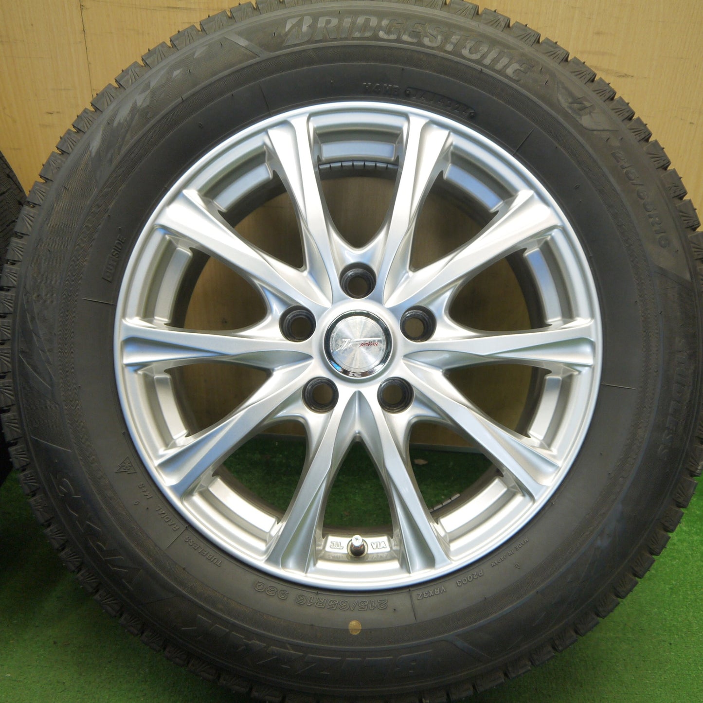 バリ溝！24年！キレイ！9.5分以上◎スタッドレス 215/65R16 ブリヂストン ブリザック VRX3 JOKER ジョーカー 16インチ PCD114.3/5H◎6070102Hス