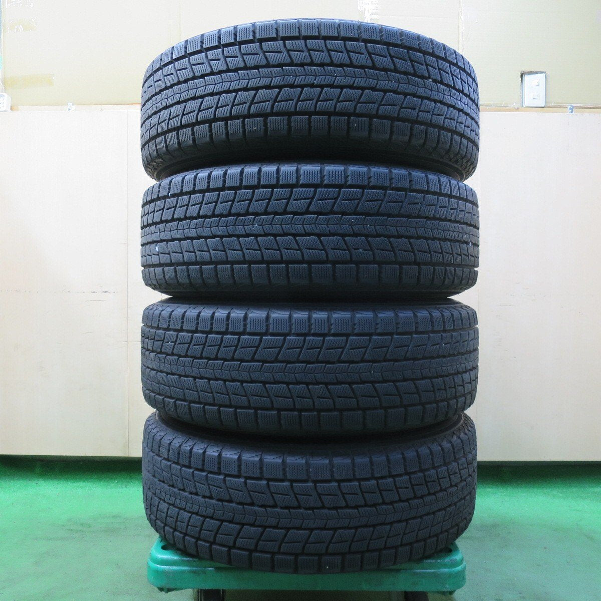バリ溝！キレイ！9分★スタッドレス 225/65R17 ダンロップ ウインターマックス SJ8 JOKER ジョーカー 17インチ PCD114.3/5H★5022611イス