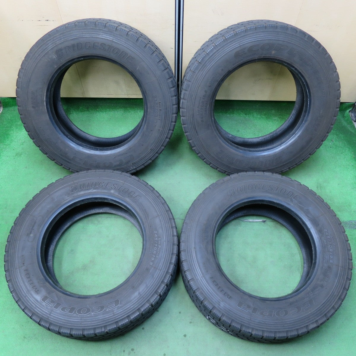 [送料無料] バリ溝！24年！9分★トラック タイヤ 245/70R19.5 136/134J ブリヂストン エコピア M801Ⅱ ミックス オールシーズン 19.5インチ★5012108イスタ