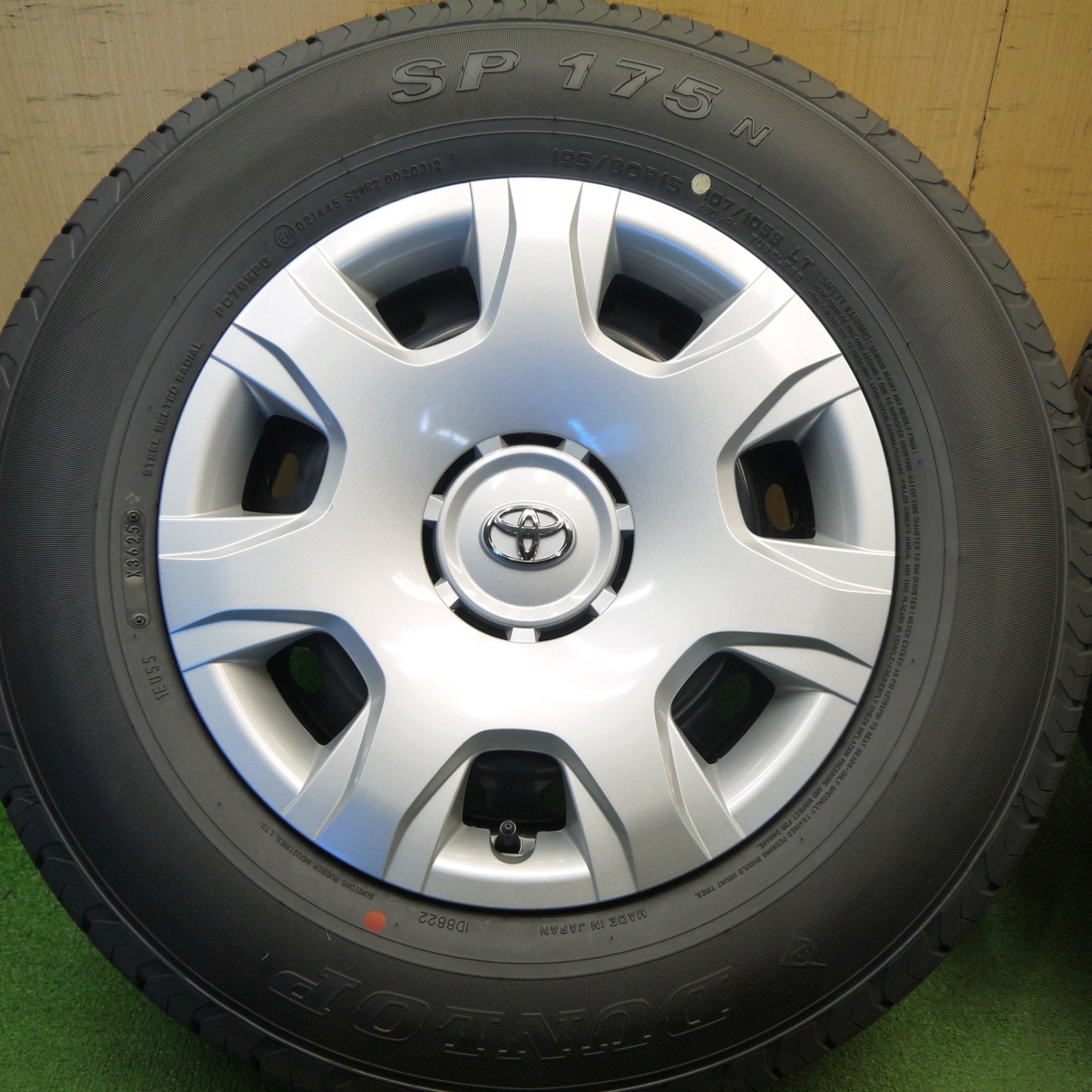 新車外し！25年★トヨタ 200系 ハイエース 純正 スチール 195/80R15 107/105S ダンロップ SP175N 15インチ PCD139.7/6H★6032705Hノ