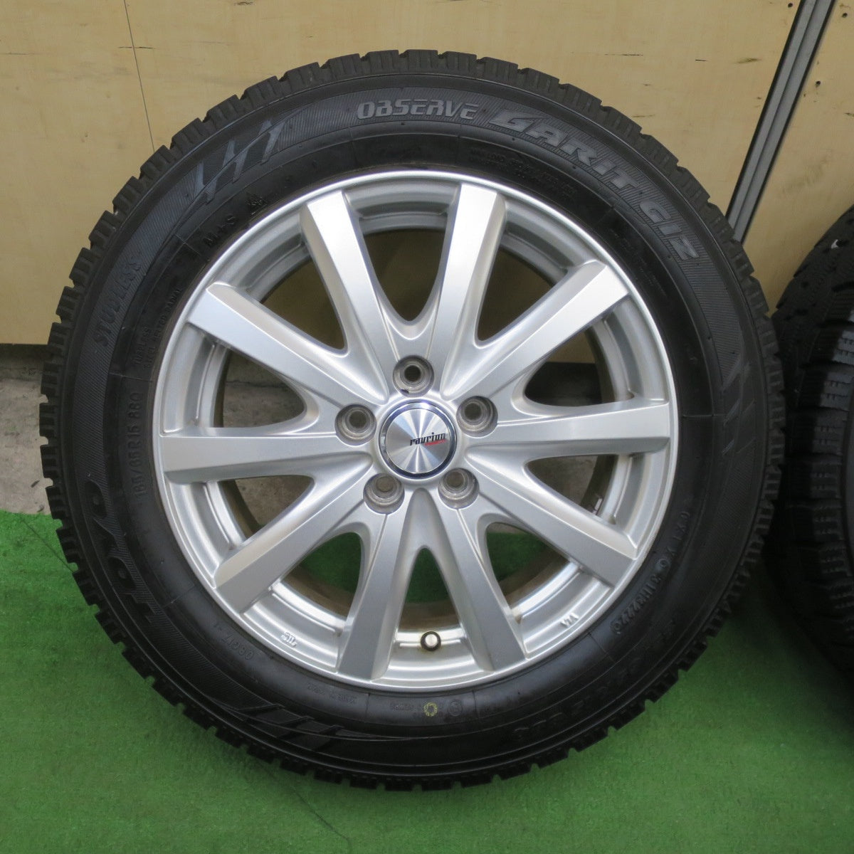 バリ溝！22年！キレイ！9.5分★シエンタ 等 185/65R15 スタッドレス トーヨー オブザーブ ガリット GIZ ravrion RS01 ラブリオン 15インチ PCD100/5H★6021502TTス