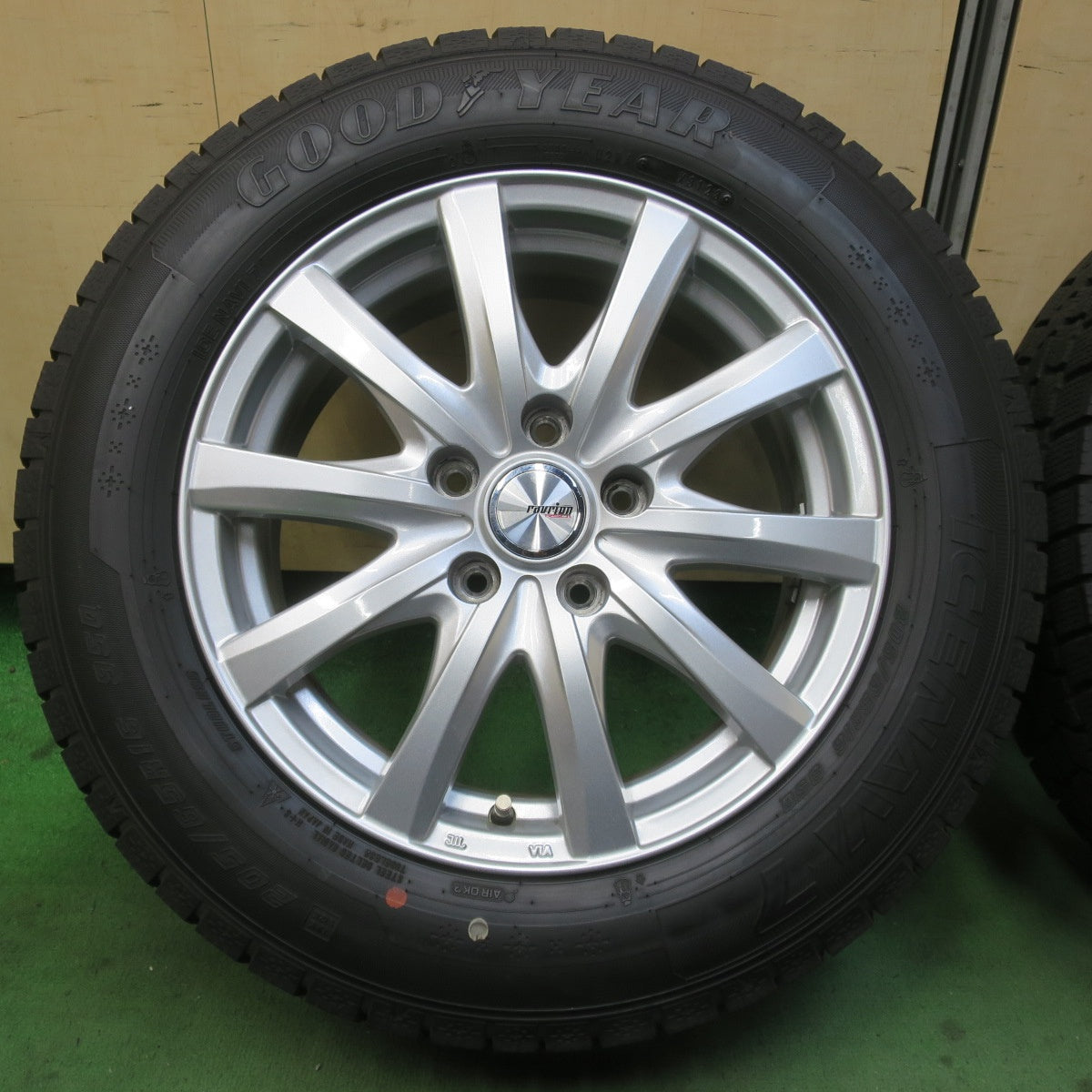 バリ溝！23年！キレイ！9.5分★スタッドレス 205/65R16 グッドイヤー アイスナビ7 ravrion RS01 ラブリオン 16インチ PCD114.3/5H★6021308イス