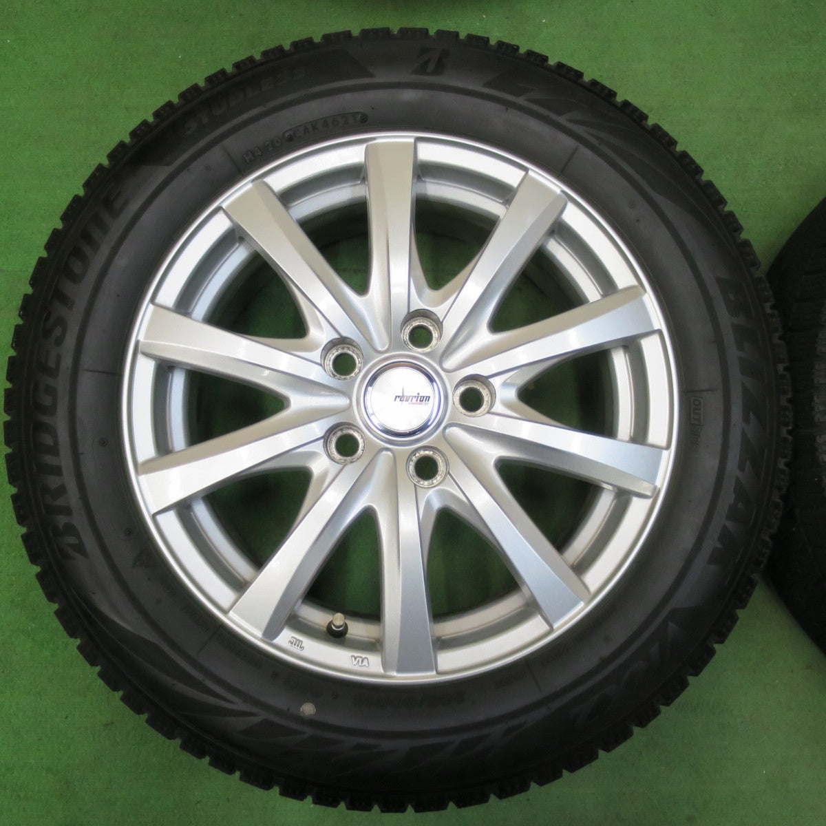 [送料無料] バリ溝！21年！キレイ！8.5分★スタッドレス 205/60R16 ブリヂストン ブリザック VRX2 ravrion RS01 ラブリオン 16インチ PCD114.3/5H★5010302イス