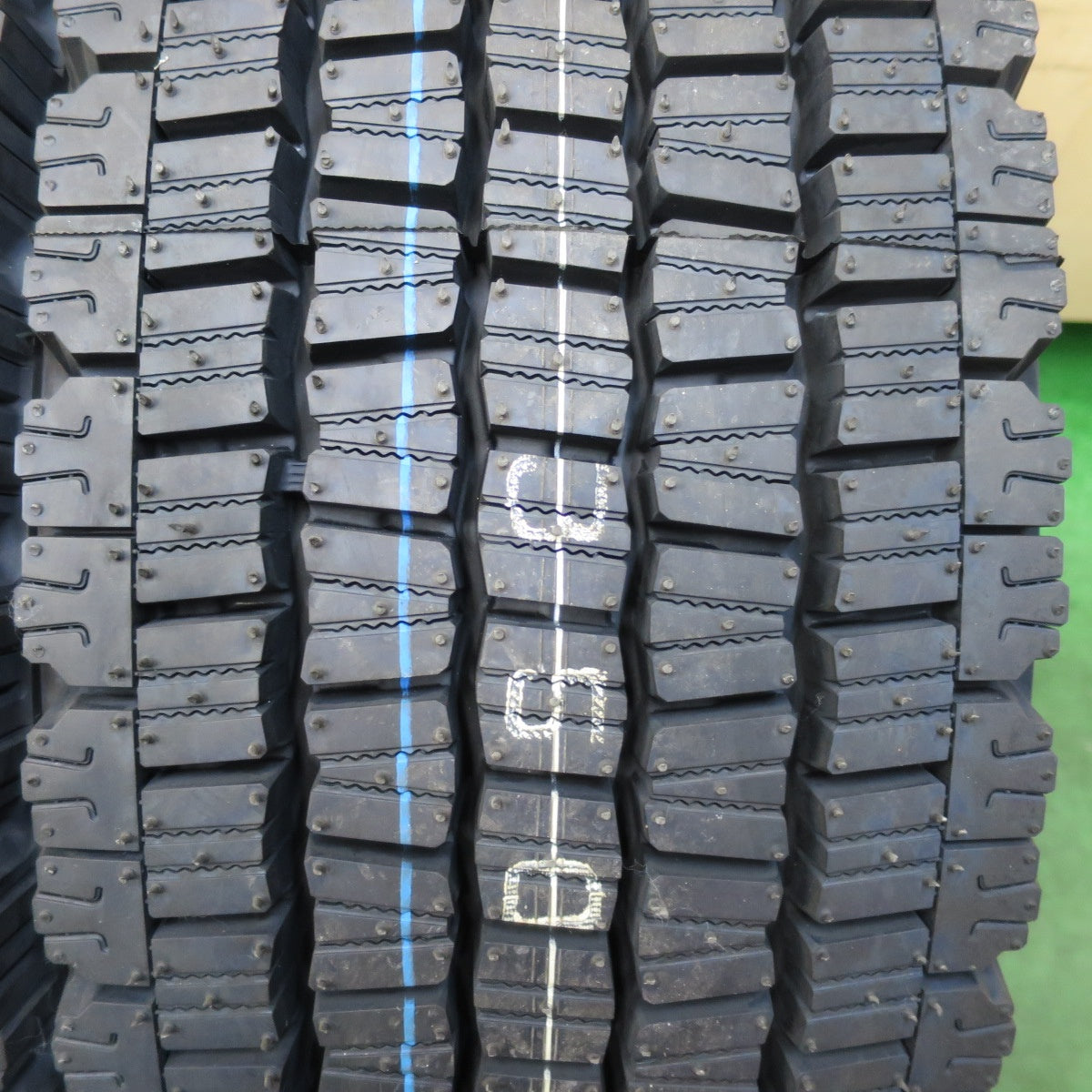 [送料無料] 未使用！24年！2本★トラック タイヤ 245/70R19.5 136/134J スタッドレス ダンロップ デクテス SP081 DECTES 19.5インチ★5012702イスタ