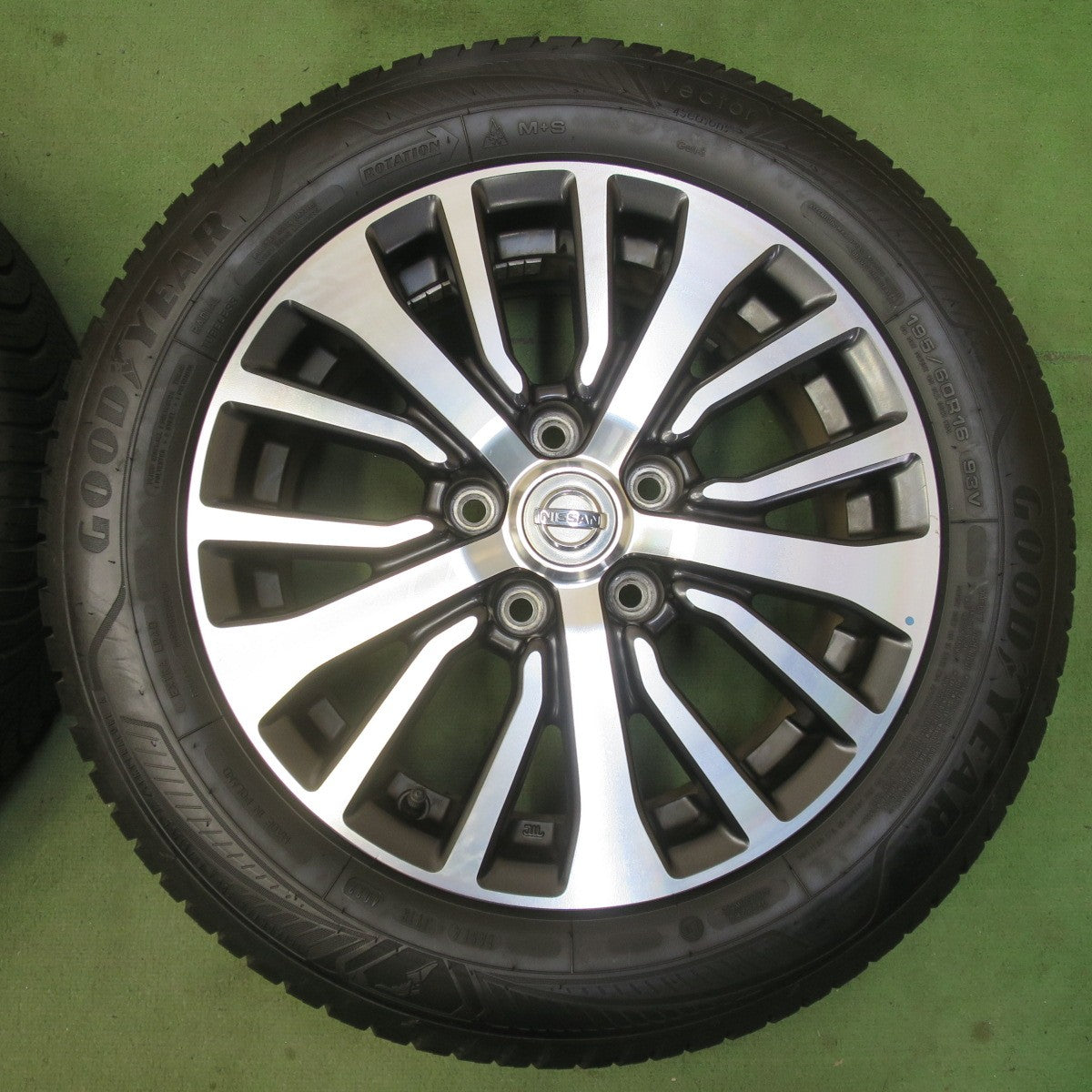 バリ溝！22年！8.5分★日産 C26 セレナ 純正 195/60R16 グッドイヤー Vector 4Seasons Gen-3 オールシーズン 16インチ PCD114.3/5H★6050806イス
