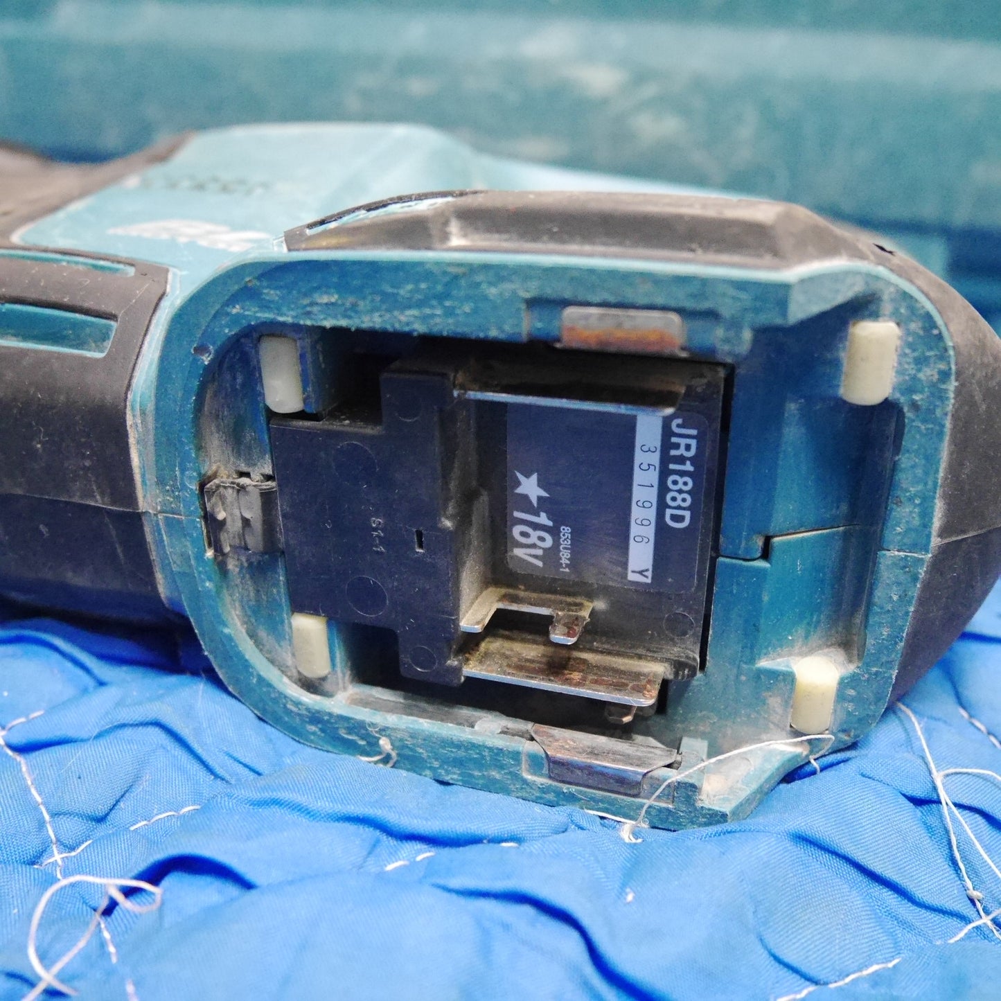 [送料無料] ☆マキタ 充電式 レシプロソー JR188D 電動 工具 切断機 セーバソー セーバーソー makita 本体のみ☆