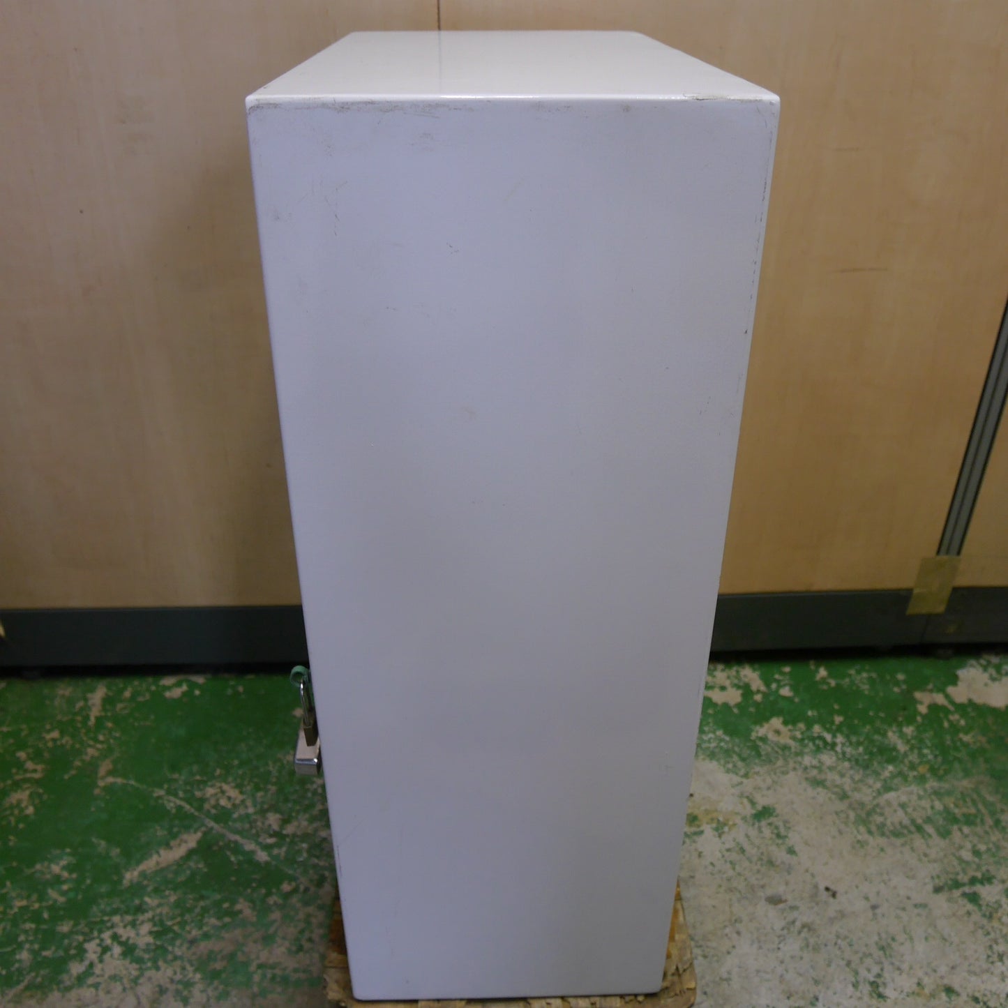 [送料無料] ☆手動式 自動 販売機 トレカ BOX トレーディング カード ボックス 自販機 ガチャ ガチャ メーカー 型式 不明 ジャンク品①☆