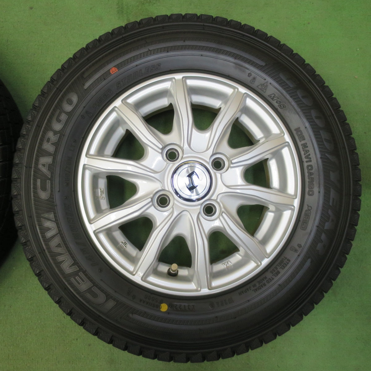 バリ溝！22年！キレイ！9.5分以上★スタッドレス 145/80R12 80/78N グッドイヤー アイスナビ カーゴ 社外 アルミ 12インチ PCD100/4H★5082301イス