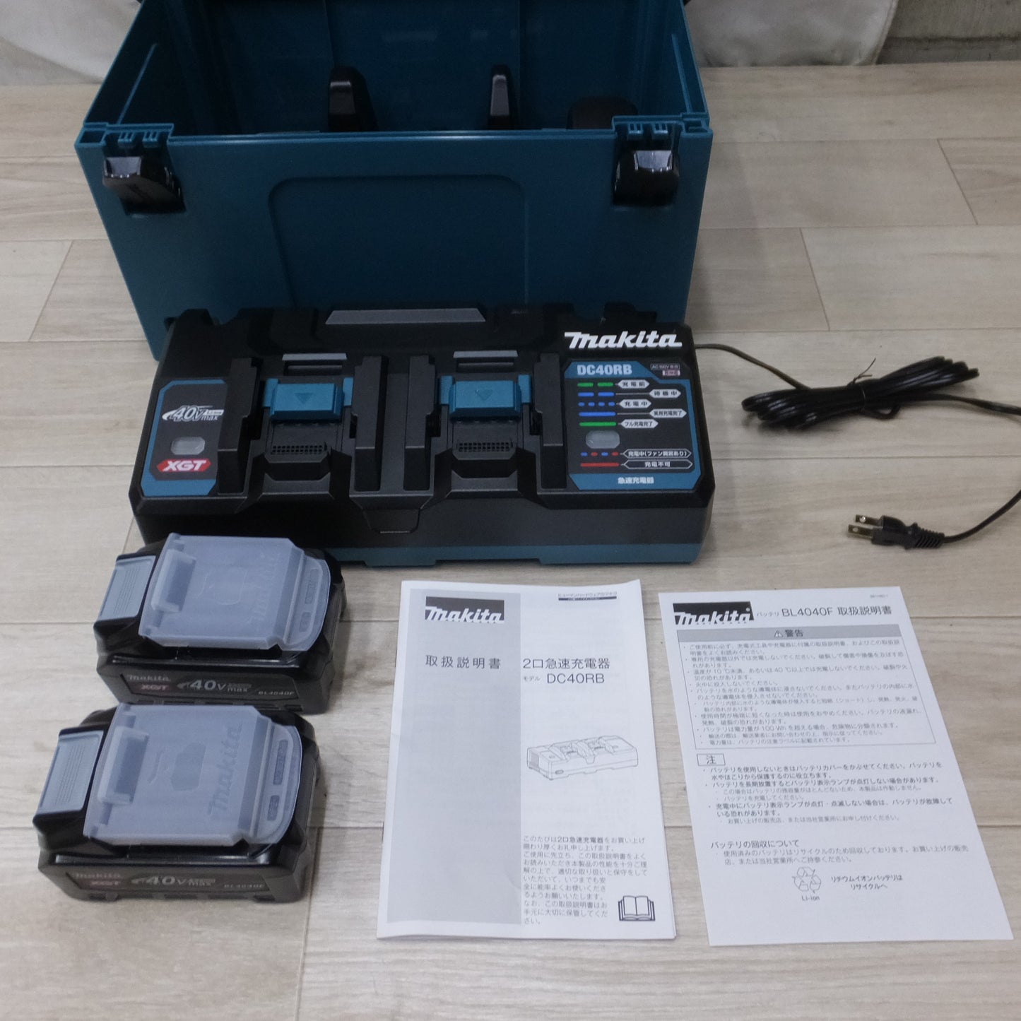 [送料無料] ほぼ未使用 バッテリー2個セット◆マキタ パワーソースキット DC40RB 40V BL4040F 2口 急速 充電器 コード式 バッテリー 100V makita◆