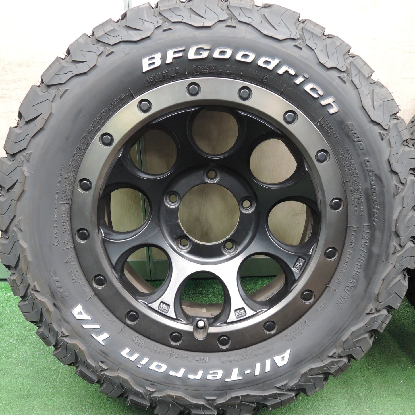 *送料無料* バリ溝！22年！9.5分★ジムニー等 XTREME-J XJ03 215/70R16 BFグッドリッチ All-Terrain T/A KO2 16インチ PCD139.7/5H★4031604HAノ