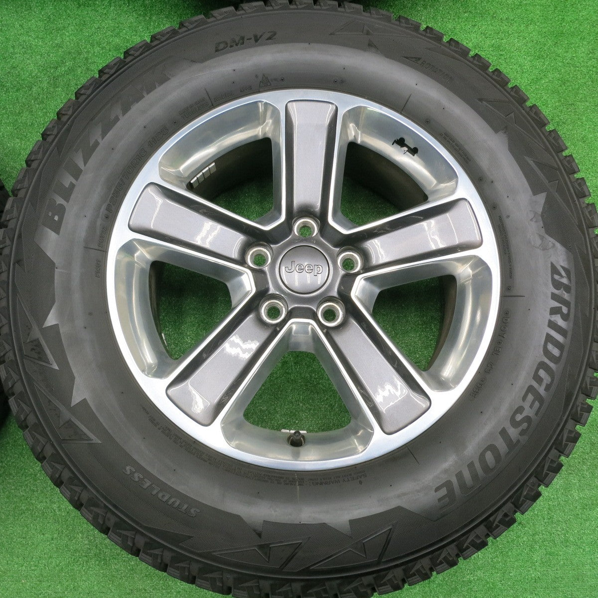 [送料無料] バリ溝！21年！キレイ！9.5分★ジープ JL ラングラー アンリミテッド サハラ 純正 255/70R18 スタッドレス ブリヂストン ブリザック DM-V2 PCD127/5H★4091501HAス