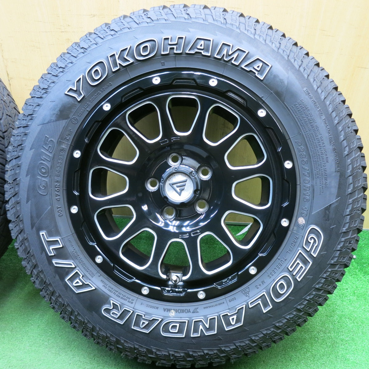 キレイ☆DELTA FORCE OVAL CRIMSON 235/70R16 ヨコハマ