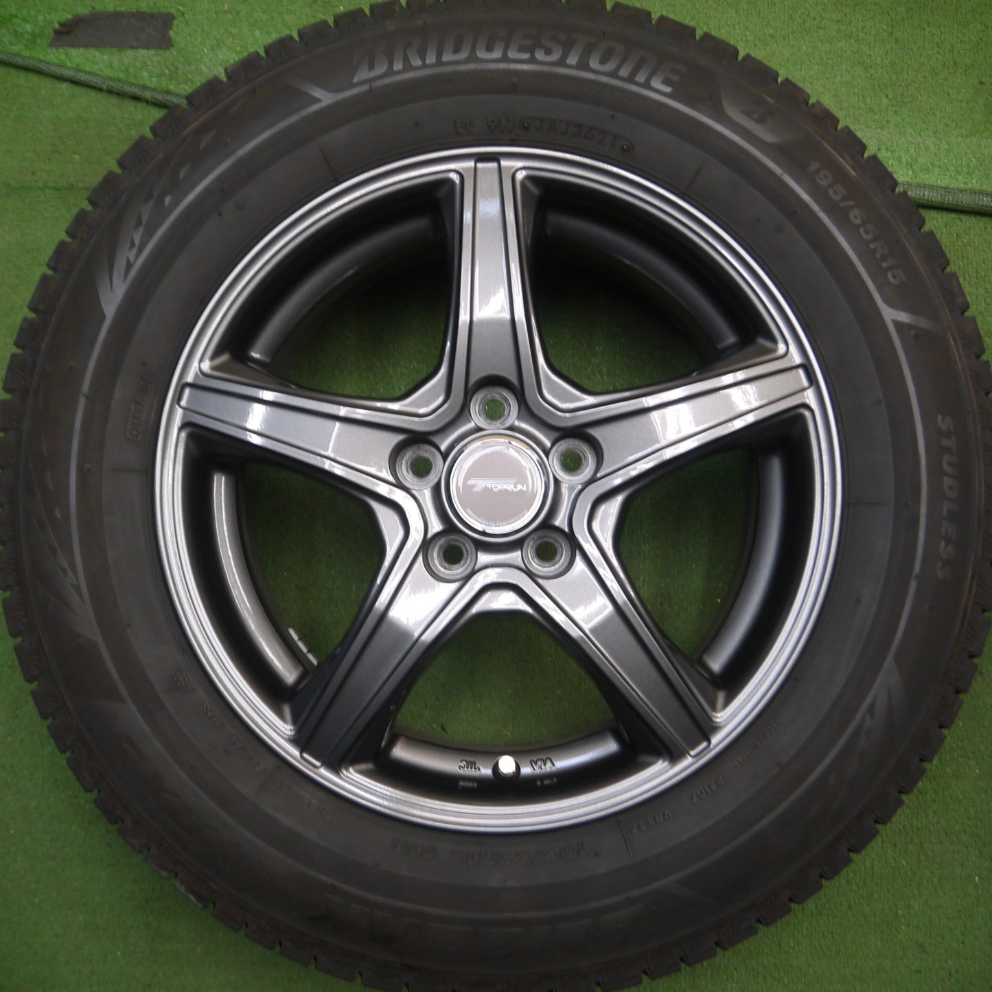 *送料無料* バリ溝！21年！キレイ！9.5分★プリウス 等 195/65R15 スタッドレス ブリヂストン ブリザック VRX3 TOPRUN PCD100/5H★4042408Hス