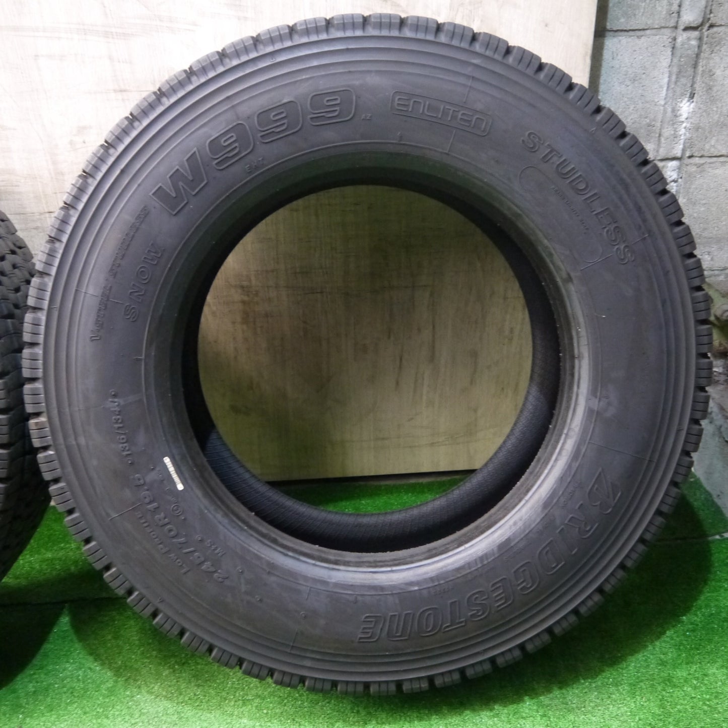 ほぼ未使用！23年！2本★トラック タイヤ 245/70R19.5 136/134J スタッドレス ブリヂストン W999 19.5インチ★5060704KKスタ