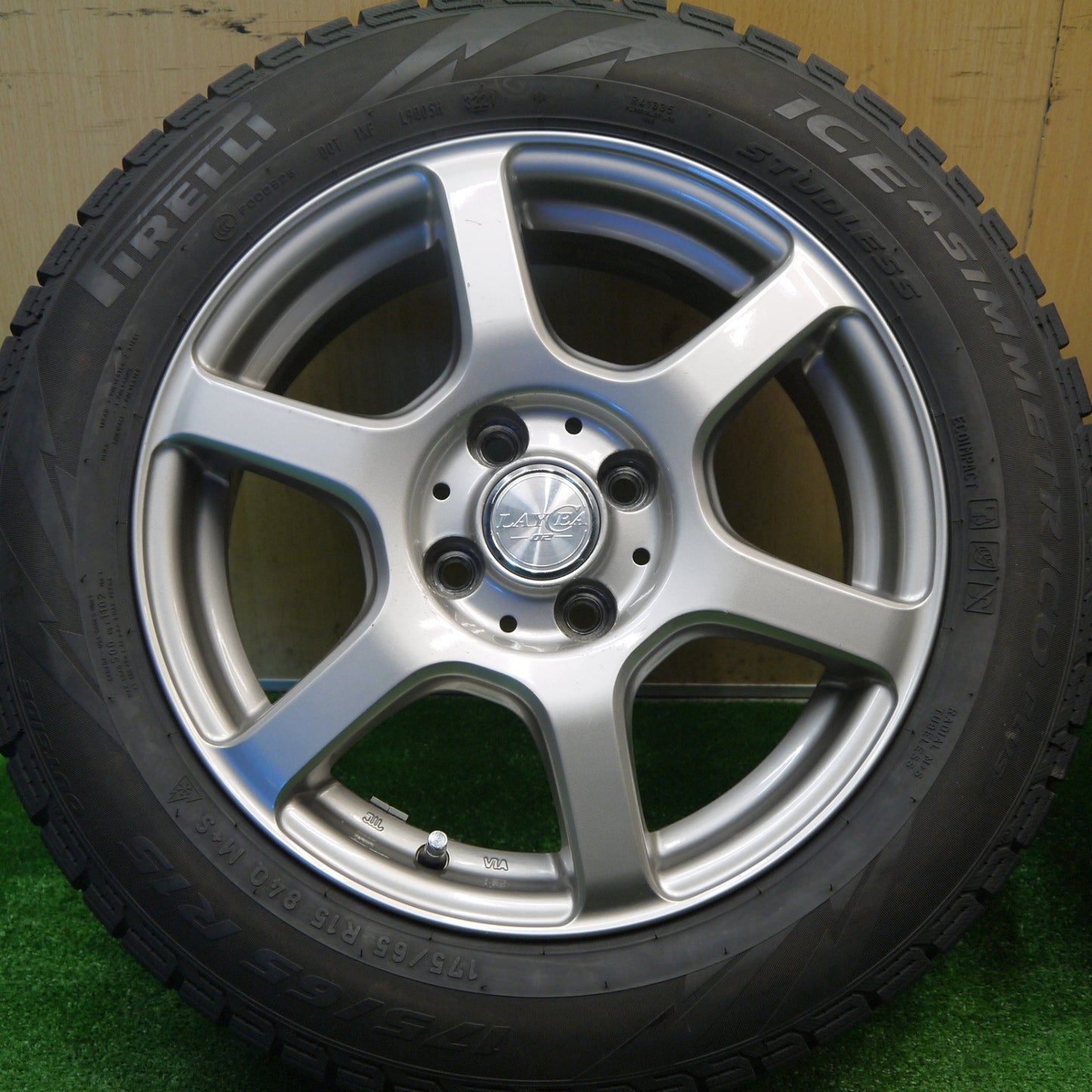 バリ溝！21年！8.5分★スタッドレス 175/65R15 ピレリ アイスアシンメトリコ プラス LAYCEA 02 レイシア 15インチ PCD100/4H★5102802Hス